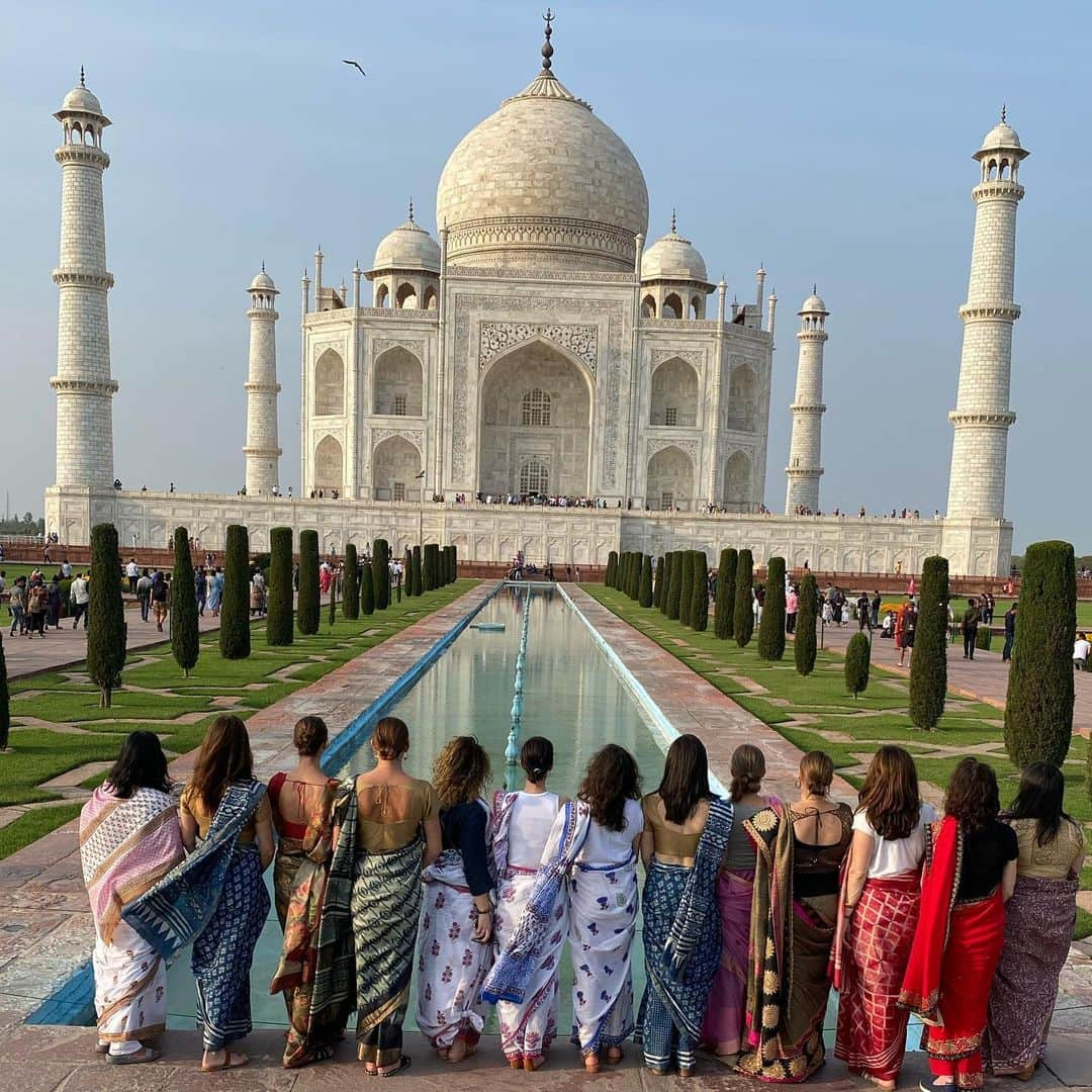 クリスティー・ターリントンさんのインスタグラム写真 - (クリスティー・ターリントンInstagram)「We end our trip in Agra, home of the Taj Mahal. This is one of the great wonders of the world and a destination for most who have the opportunity to visit this wondrous country but it also has a special meaning and connection to @everymomcounts. The Taj Mahal (Crown of the Palace) is an ivory-white marble mausoleum on the south bank of the Yamuna river in the Indian city of Agra. It was commissioned in 1632 by the Mughal emperor Shah Jahan (reigned from 1628 to 1658) to house the tomb of his wife, Mumtaz Mahal; it also houses the tomb of Shah Jahan himself. Mumtaz died in childbirth with her 14th child. This would not be so surprising in the 1600’s. But today, more than 300,000 women and girls die globally bringing life into the world. Every Mother Counts is dedicated to making pregnancy and childbirth safe for every mother, everywhere. We invest in community-led programs working to improve equitable access to quality and respectful maternity care in India, Bangladesh, Tanzania, Guatemala, Haiti and the United States. Thank you to our partners @nazdeek1 in India who have shared their work with our supporters and friends.」3月6日 2時55分 - cturlington