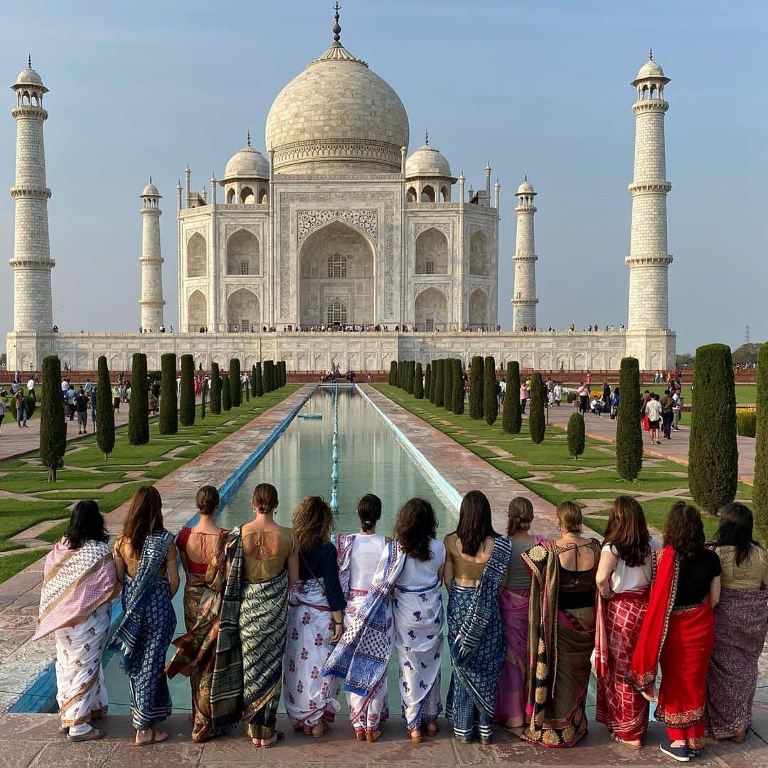 クリスティー・ターリントンさんのインスタグラム写真 - (クリスティー・ターリントンInstagram)「We end our trip in Agra, home of the Taj Mahal. This is one of the great wonders of the world and a destination for most who have the opportunity to visit this wondrous country but it also has a special meaning and connection to @everymomcounts. The Taj Mahal (Crown of the Palace) is an ivory-white marble mausoleum on the south bank of the Yamuna river in the Indian city of Agra. It was commissioned in 1632 by the Mughal emperor Shah Jahan (reigned from 1628 to 1658) to house the tomb of his wife, Mumtaz Mahal; it also houses the tomb of Shah Jahan himself. Mumtaz died in childbirth with her 14th child. This would not be so surprising in the 1600’s. But today, more than 300,000 women and girls die globally bringing life into the world. Every Mother Counts is dedicated to making pregnancy and childbirth safe for every mother, everywhere. We invest in community-led programs working to improve equitable access to quality and respectful maternity care in India, Bangladesh, Tanzania, Guatemala, Haiti and the United States. Thank you to our partners @nazdeek1 in India who have shared their work with our supporters and friends.」3月6日 2時55分 - cturlington