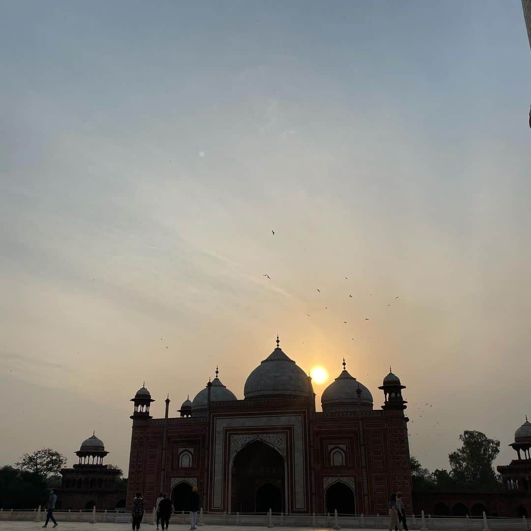 クリスティー・ターリントンさんのインスタグラム写真 - (クリスティー・ターリントンInstagram)「We end our trip in Agra, home of the Taj Mahal. This is one of the great wonders of the world and a destination for most who have the opportunity to visit this wondrous country but it also has a special meaning and connection to @everymomcounts. The Taj Mahal (Crown of the Palace) is an ivory-white marble mausoleum on the south bank of the Yamuna river in the Indian city of Agra. It was commissioned in 1632 by the Mughal emperor Shah Jahan (reigned from 1628 to 1658) to house the tomb of his wife, Mumtaz Mahal; it also houses the tomb of Shah Jahan himself. Mumtaz died in childbirth with her 14th child. This would not be so surprising in the 1600’s. But today, more than 300,000 women and girls die globally bringing life into the world. Every Mother Counts is dedicated to making pregnancy and childbirth safe for every mother, everywhere. We invest in community-led programs working to improve equitable access to quality and respectful maternity care in India, Bangladesh, Tanzania, Guatemala, Haiti and the United States. Thank you to our partners @nazdeek1 in India who have shared their work with our supporters and friends.」3月6日 2時55分 - cturlington