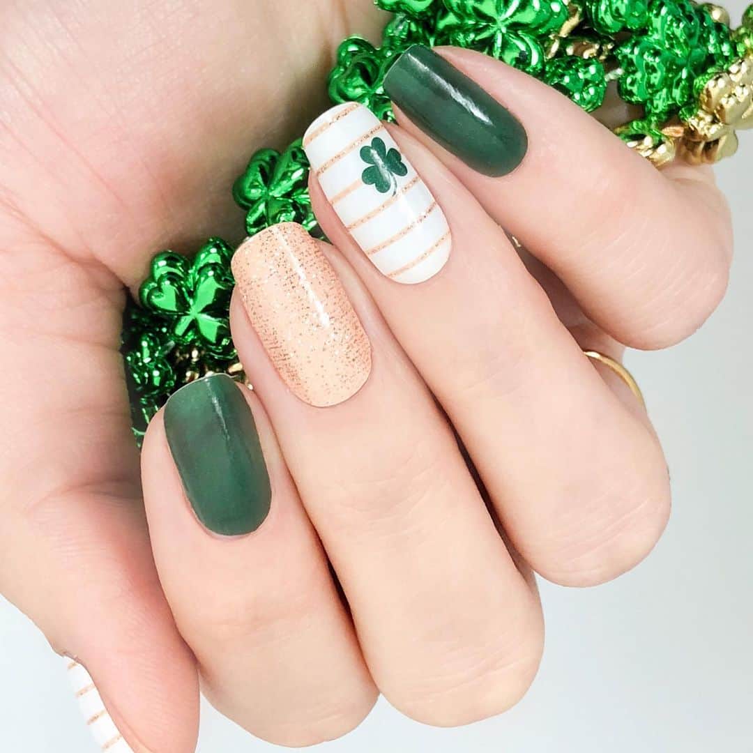 Jamberryのインスタグラム：「With a mani like this, you’ll have the most “sham-rockin” mani this St. Patrick’s Day! 🍀 Swipe to see all of our “lucky” designs to get you ready for a pinch-proof holiday! || Featured: #potofgoldjn . . #jamberry #jamberrynails #jamberrylacquerstrips」