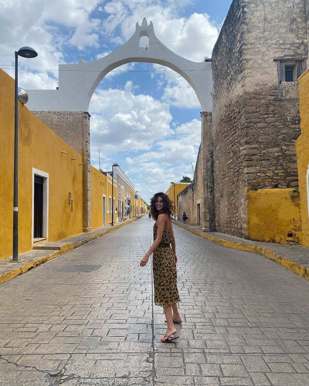 ポーリーヌ・オアロのインスタグラム：「Mexico 🇲🇽 And the yellow dress is back ! @marlonrudolphphoto for the incredible professional shot ;) and @nadinebauer for the flowy new haircut 😘」