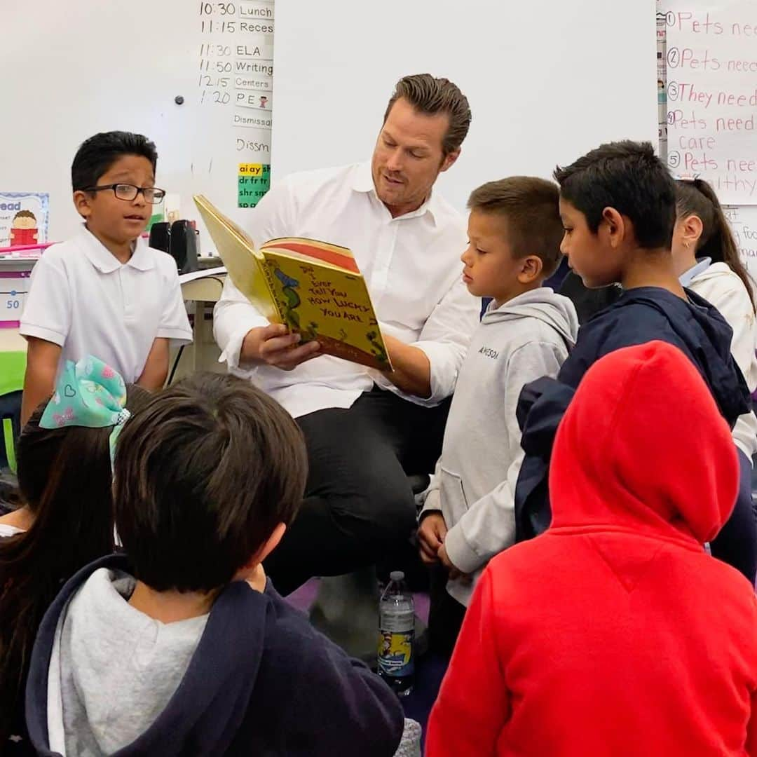 ジェイソン・ルイスのインスタグラム：「Big thanks to #ReadAcrossAmerica for the opportunity to read to the first graders at Kennedy Elementary School in Compton, on Dr. Seuss’ birthday nonetheless!  Regardless of age, I love any chance I get to chat storytelling.  It holds a huge space in my heart and if done right, can maybe help someone feel a little less alone or different.」