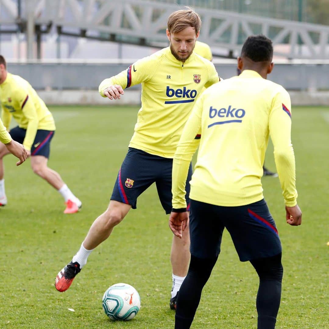 イヴァン・ラキティッチのインスタグラム：「Vamos con fuerza e ilusión 🙏💪⚽️ #iR4」