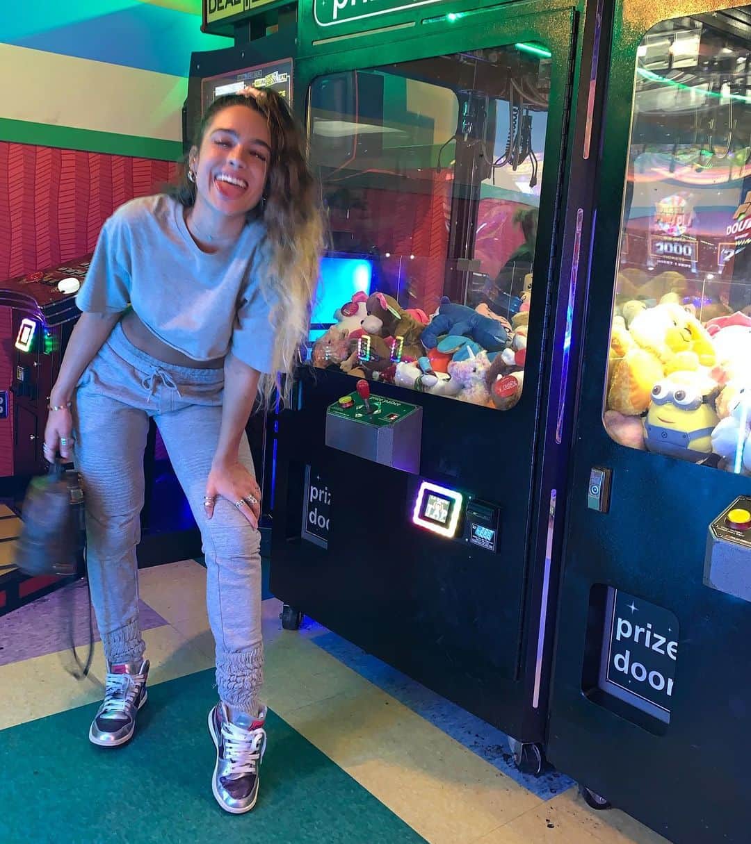 Sommer Rayさんのインスタグラム写真 - (Sommer RayInstagram)「i’ve never in my life been able to grab anything from these claw machines damnit hahah have you?」3月6日 5時24分 - sommerray