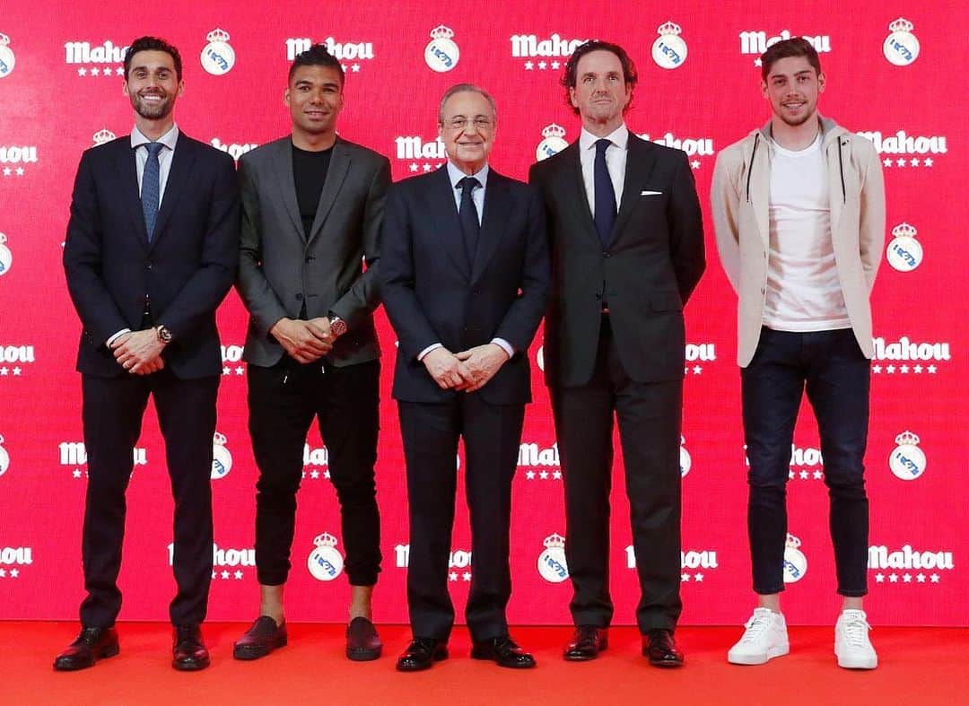 アルバロ・アルベロアのインスタグラム：「Esta mañana junto a @casemiro y @fedeevalverde en el acto de renovación del @realmadrid con @mahou_es y @solandecabras. 🍻🍻🍺🍺💧💧¡Por muchos años más!」