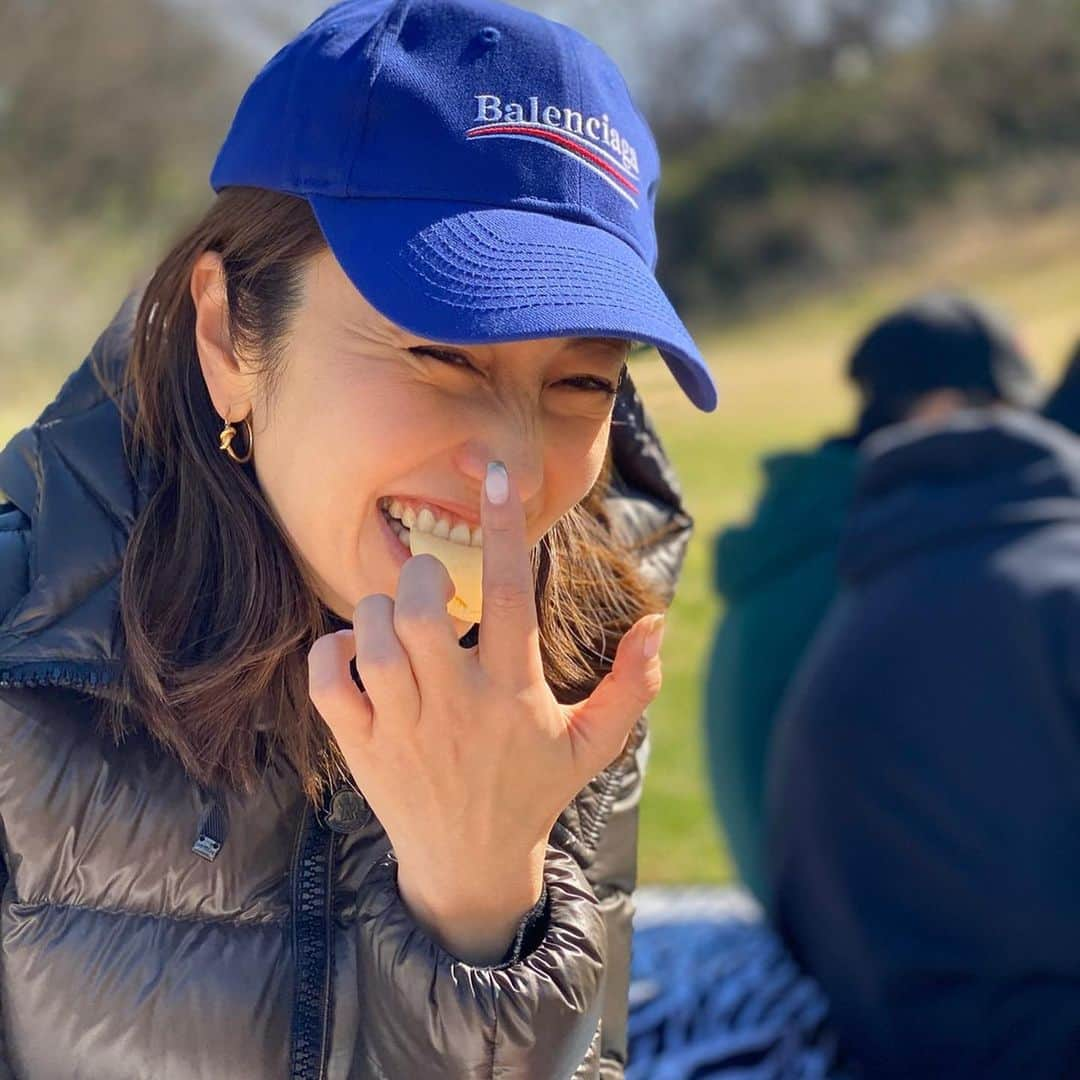 矢田亜希子さんのインスタグラム写真 - (矢田亜希子Instagram)「iPhone11proにした友人が私を撮りまくってくれた昨日w #お団子#iphone11pro#フィルター加工も一切なし画像#笑い過ぎ#涙流して大笑い#笑い過ぎて顔中しわですけど #こどもの国#息子が小さい頃よくきてた#ベビーカーに乗せてたな#今じゃ重い荷物を持ってくれる#癒しの場所#ピクニック」3月6日 11時10分 - akiko_yada