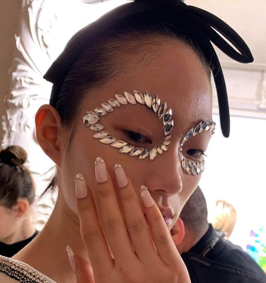 Mei Kawajiriさんのインスタグラム写真 - (Mei KawajiriInstagram)「Thank you for having me my first time work with @giambattistavalliparis #pfw ❤️Pearl x crystal @swarovski nails 💕 using @lorealparis nail polish #114,#220 #nailsbymei (Assistants @jaydeau @yasmineelwakil @laurapinknails @handsonfleek_ @souchka @cameleongles )」3月6日 5時51分 - nailsbymei