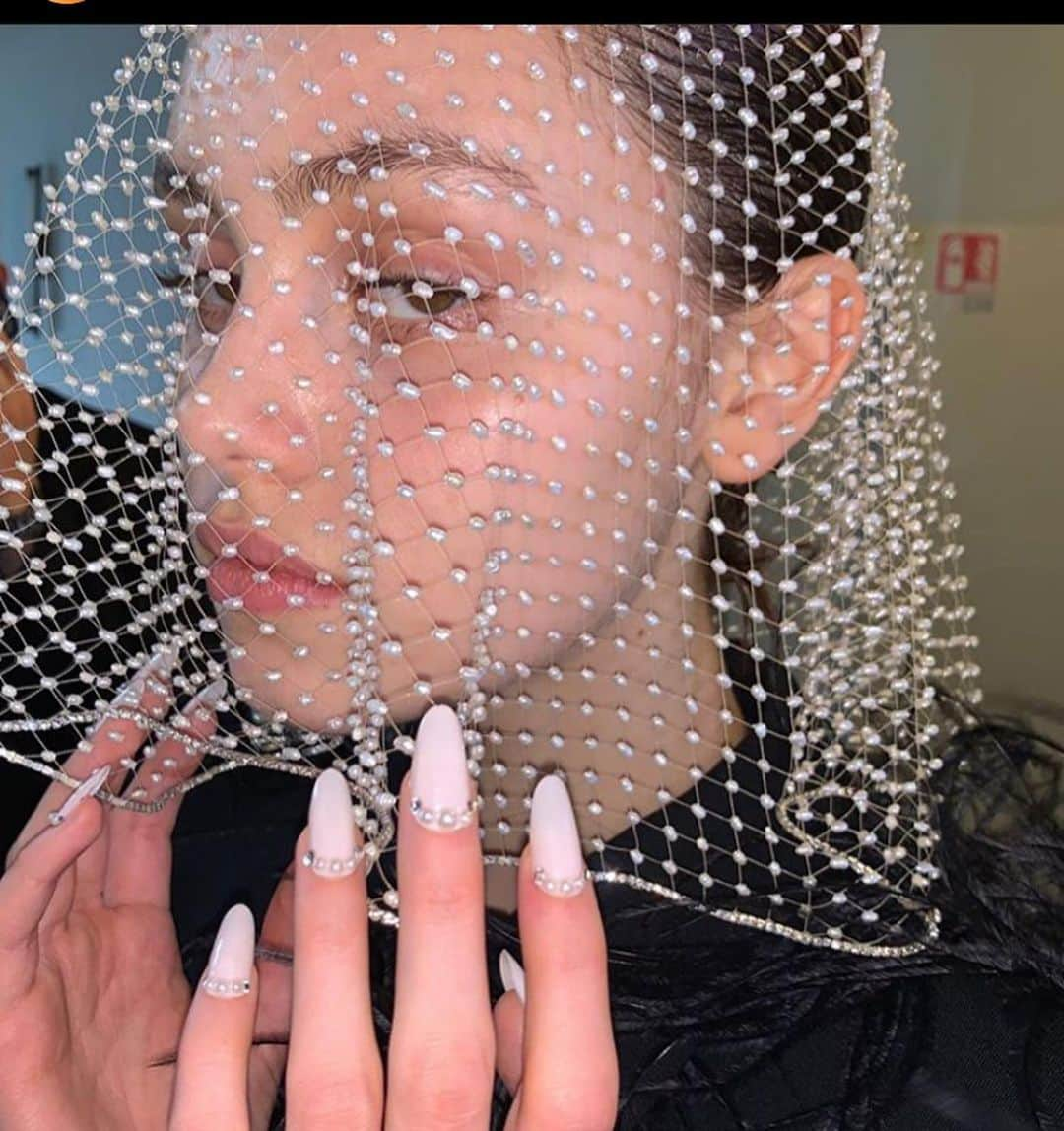 Mei Kawajiriさんのインスタグラム写真 - (Mei KawajiriInstagram)「Thank you for having me my first time work with @giambattistavalliparis #pfw ❤️Pearl x crystal @swarovski nails 💕 using @lorealparis nail polish #114,#220 #nailsbymei (Assistants @jaydeau @yasmineelwakil @laurapinknails @handsonfleek_ @souchka @cameleongles )」3月6日 5時51分 - nailsbymei