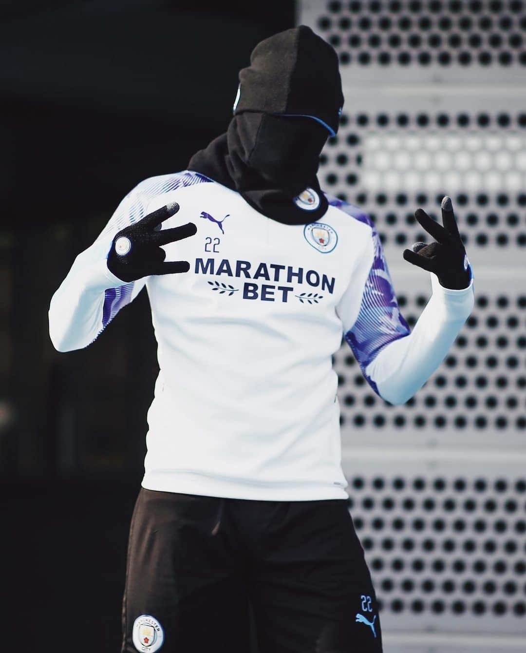 バンジャマン・メンディのインスタグラム：「Mask on 🥶🤙🏿」