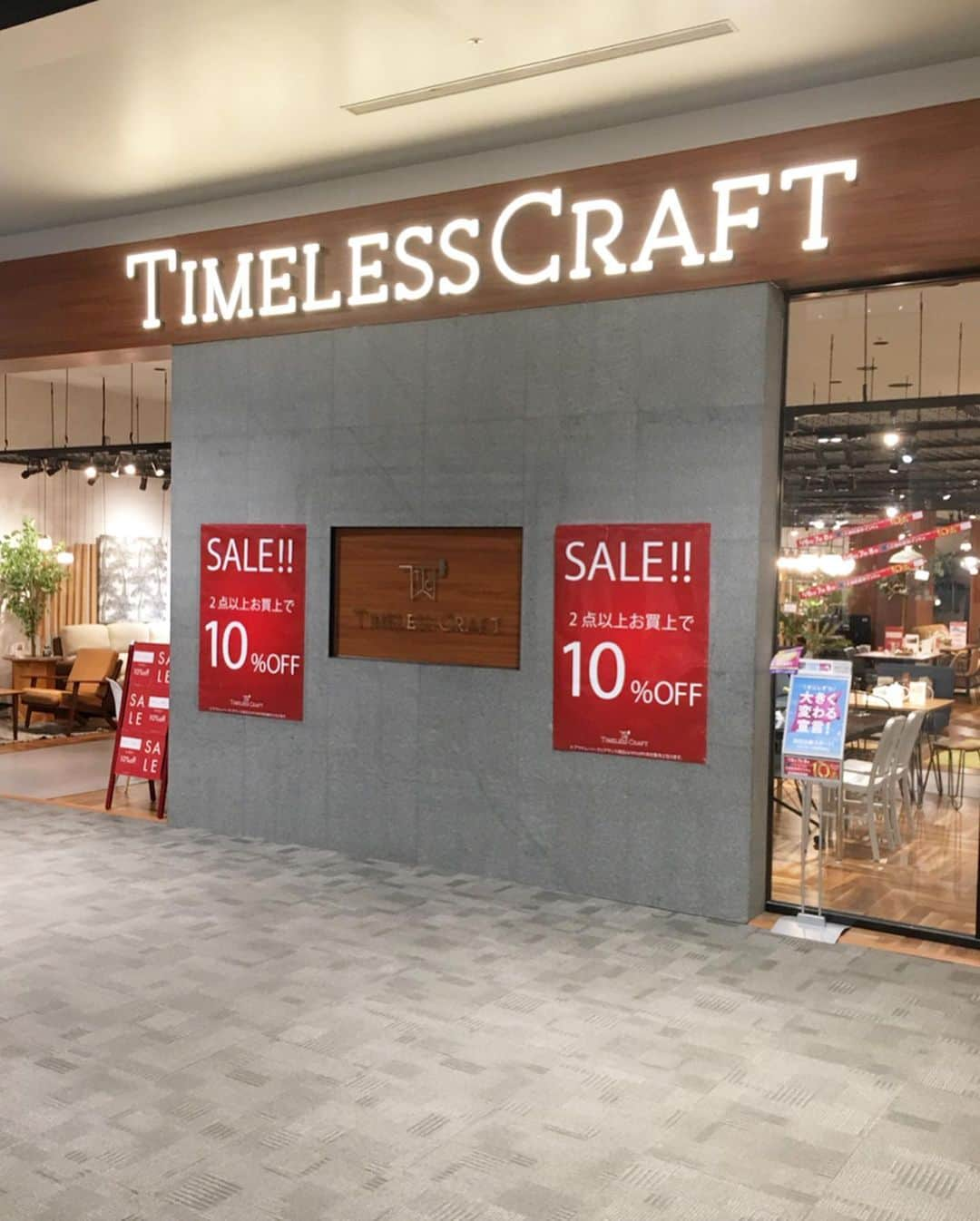 TIMELESS CRAFTさんのインスタグラム写真 - (TIMELESS CRAFTInstagram)「こんにちは。TC幕張店です。 新商品入荷いたしました‼️ 🌿🌿🌿スタイリッシュに緑と共存しましょう。プランターでありながらテーブルにもなるアイテム。ボックスはパイン材。テーブル板はチークorマンゴー。無垢材です。ガーデニング好きな方、アウトドア派の方にもお勧めです。植物を部屋で眺めながら、美味しいコーヒーが飲めちゃいます☕️😌 ・ さてさて。 いよいよ本日からSALEです‼️ ↓↓↓↓↓↓↓↓↓↓↓↓ 3/6（金）～3/8（日）3日間限定 ◆家具2点以上お買い上げで10％OFF （※クリアランス商品等一部対象外あり） ・ さ・ら・に イオンカードをご利用のお客様 ときめきポイント10倍です‼️😳 ・ タイムレスクラフトはイオン幕張新都心グランドモール2階です。✌️皆様のご来店お待ちしております。(^-^)/ 【お知らせ】 営業時間の変更により3/15まで11:00〜20:00となります。 #timelesscraft #タイムレスクラフト #家具#インテリア#ソファ#ダイニングテーブル#チェア#デザイナーズ家具#リプロダクト#セール#イオン幕張新都心#グランドモール#幕張#千葉#海浜幕張#幕張メッセ#インダストリアル#家具セール#2点以上#ときめきポイント10倍#イオンカード#プランツボックス#ガーデニング#アウトドアインテリア#ハングアウト#無垢材」3月6日 6時49分 - esq_innovate