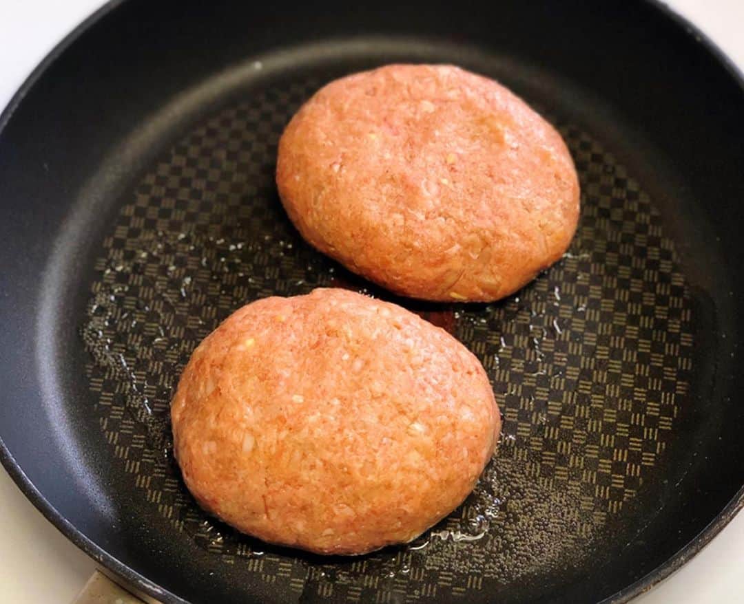 Mizuki【料理ブロガー・簡単レシピ】さんのインスタグラム写真 - (Mizuki【料理ブロガー・簡単レシピ】Instagram)「・﻿ 【レシピ】ーーーーーーーーーー﻿ ♡とろ〜りチーズハンバーグ♡﻿ ーーーーーーーーーーーーーーー﻿ ﻿ ﻿ ﻿ おはようございます(*^^*)﻿ ﻿ 今日ご紹介させていただくのは﻿ とろ〜りチーズinハンバーグ♡﻿ とっても簡単にできるのに﻿ 見た目は豪華な嬉しいメニューです♩﻿ 少し甘めのケチャップソースが﻿ チーズにぴったり合いますよ(*´艸`)﻿ ﻿ 普段のおかずにはもちろん﻿ 特別な日にも、是非お試し下さいね♡﻿ ﻿ ﻿ ﻿ ーーーーーーーーーーーーーーーーーーー﻿ 【2人分】﻿ ●合びき肉...250g﻿ ●玉ねぎ(みじん切り)...1/4個﻿ ●卵...1個﻿ ●パン粉...大3﻿ ●塩こしょう...少々﻿ ☆ケチャップ...大3﻿ ☆みりん...大2﻿ ☆中濃ソース...大1﻿ ☆バター...10g﻿ スライスチーズ...2枚﻿ サラダ油...小1﻿ ﻿ 1.☆は合わせておく。ボウルに●を入れてよく混ぜ、2等分にする。チーズを1枚ずつ折り畳んで包み、小判形に整える。(たね)﻿ 2.フライパンにサラダ油を入れて中火で熱し、1のたねを焼く。こんがりしたら裏返してフタをし、弱火で6分蒸し焼きにする。﻿ 3.火が通ったら余分な油を拭き取り、☆を加えて煮からめる。﻿ ーーーーーーーーーーーーーーーーーーー﻿ ﻿ ﻿ ﻿ 《ポイント》﻿ ♦︎スライスチーズはとろけるタイプがおすすめです♩(とろけないタイプでもできます)﻿ ♦︎たねの塩こしょうはしっかり効かせると味がぼけません♩﻿ ﻿ ﻿ ﻿ ﻿ ﻿ ＿＿＿＿＿＿＿＿＿＿＿＿＿＿＿＿＿﻿ ＿＿＿＿＿＿＿＿＿＿＿＿＿＿＿＿＿﻿ 🎀新刊発売中🎀﻿ 【#ホットケーキミックスのお菓子 】﻿ ﻿ 今回は一冊まるっとホケミスイーツ♩﻿ 普段のおやつから﻿ 特別な日にも使えるレシピを﻿ この一冊に詰め込みました(*^^*)﻿ ホットケーキミックスを使えば﻿ 簡単に本格的なお菓子が作れますよ♡﻿ 春休みのおやつ作りにも﻿ よかったらご活用下さい♫﻿ ﻿ 🔹ハイライトにリンクあります♩🔹﻿ ＿＿＿＿＿＿＿＿＿＿＿＿＿＿＿＿＿﻿ ＿＿＿＿＿＿＿＿＿＿＿＿＿＿＿＿＿﻿ ﻿ ﻿ ﻿ ﻿ 【お知らせ】﻿ ストーリーズでは一日数回﻿ 別レシピをご紹介しております(*^^*)﻿ ＊コメントは最新の投稿にお願い致します！﻿ ﻿ ﻿ ﻿ ﻿ #ブログ更新しました﻿ ブログはプロフ画面のリンクよりご覧下さい↓﻿ (@mizuki_31cafe )﻿ 【Mizuki公式ラインブログ】﻿ https://lineblog.me/mizuki_official/﻿ ﻿ ﻿ ﻿ ﻿ #チーズ#ハンバーグ#チーズインハンバーグ#ひき肉##Mizuki#簡単レシピ#時短レシピ#節約レシピ#料理#レシピ#フーディーテーブル#おうちごはん#おうちカフェ#デリスタグラマー#料理好きな人と繋がりたい#料理ブロガー#おうちごはんlover#器#マカロニメイト#ブログ#器﻿ #foodpic#follow#cooking#recipe#lin_stagrammer#チーズハンバーグm」3月6日 6時59分 - mizuki_31cafe