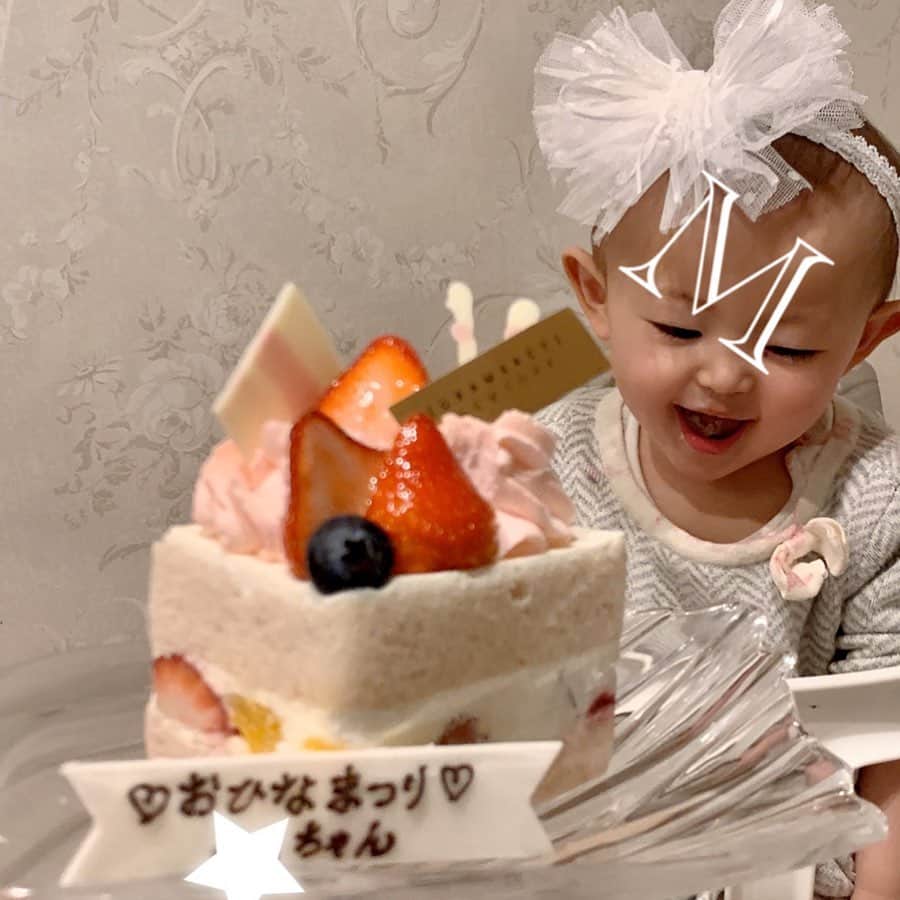 澤野井香里のインスタグラム：「最近目覚めた苺🍓の美味しさに気づいて手づかみ食べしてお洋服が真っ赤になってるM💦  2人とも卵🥚✖︎なので、小さめのケーキ🍰にして#あまおう　🍓メインのデザート♡  上と下2本づつの歯🦷でビーバーみたいだけど、最近ほんとパクパク食べてくれるようになった＾＾ Sの時は2歳まで味付けなしや無農薬野菜ものやかなり神経質になってたけど、2人目はお菓子もケーキもなんでも早く食べさせてしまう😂  #2人目あるある  #ks_20✨#👶 #1歳 #娘 #ベビフル #ママリ #コドモノ #関西ママ #京都ママ #女の子ママ #ママライフ #ひなまつり　#節句　#🎎　#ks_dau #ks_dau_2020  #M🍒_﻿」