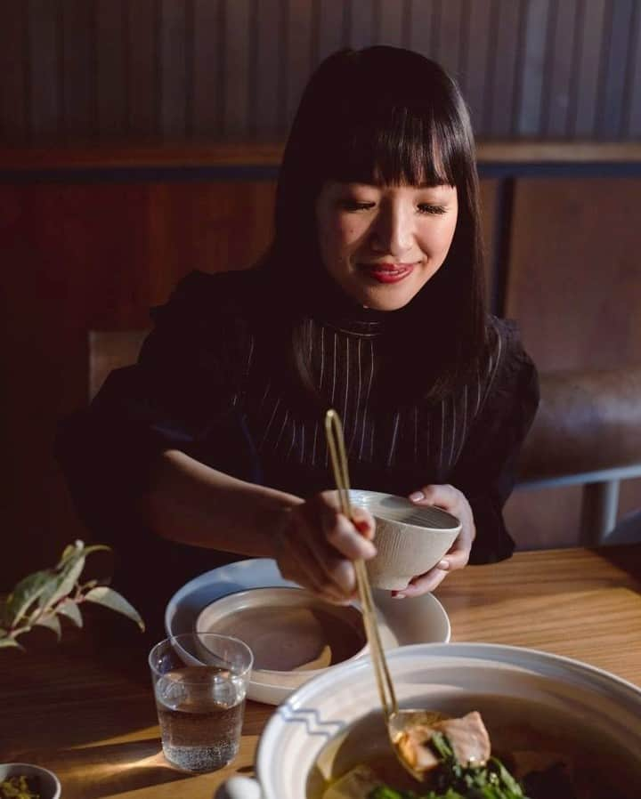 近藤麻理恵さんのインスタグラム写真 - (近藤麻理恵Instagram)「There are a few grounding practices – and objects – that spark joy for me when the weather is colder, the days are shorter and the nights are longer. Cooking at home is definitely one of them. Visit the link in profile for my winter activities.」3月6日 7時05分 - mariekondo