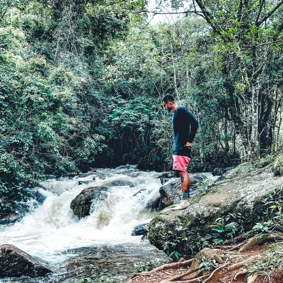 マテウス・サンタナのインスタグラム：「“No meio do seu trabalho e nas aspirações, na fatigante jornada pela vida, conserve, no mais profundo do seu ser, a harmonia e a paz. Acima de toda mesquinhez, falsidade e desengano, o mundo ainda é bonito. Caminhe com cuidado, faça tudo para ser feliz e partilhe com os outros a sua felicidade". 🍃🍀」