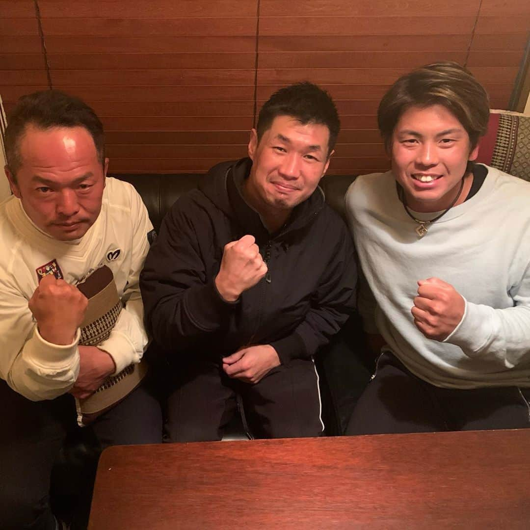 梅野隆太郎さんのインスタグラム写真 - (梅野隆太郎Instagram)「昨日長谷川穂積さんとご一緒させていただき穂積さんがやってる三宮にあるタイ料理、クルアタイに行きました！ 初めてのタイ料理、美味しかったです😋 また行きます💨 是非皆さんも行ってみてください！  今日も一日頑張ります⚾️ #クルアタイ #krua thai #タイ料理 #ピリ辛 #クセになる #美味い🍴 #長谷川穂積　さん #梅野隆太郎 #靖さん」3月6日 8時09分 - ryutaro_umeno_official