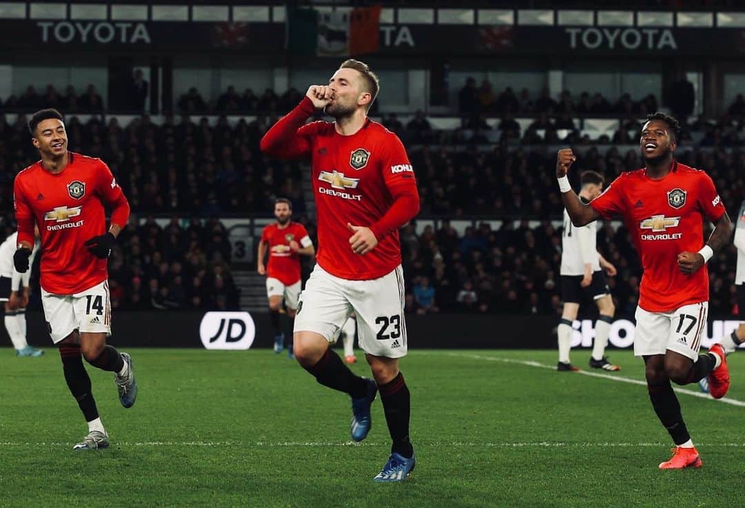 ルーク・ショーのインスタグラム：「On to the next round 💪🏼 @manchesterunited」