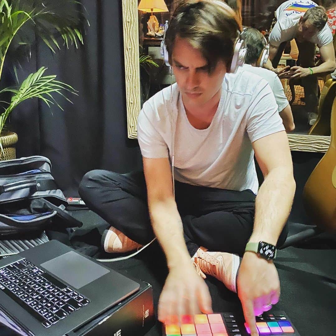 ジェシー・カーマイケルのインスタグラム：「@samfarrar gearing up before the show here in Recife.」