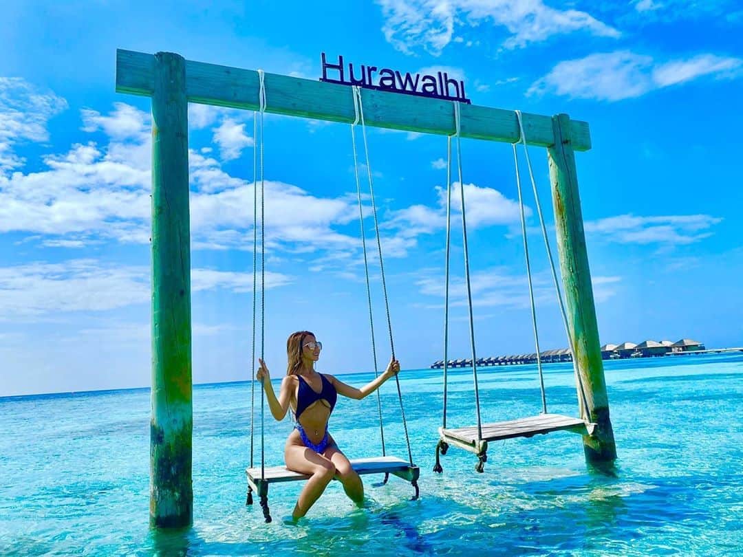 はるたむさんのインスタグラム写真 - (はるたむInstagram)「青い空と青い海の中で ブランコ🏖🐠☀️ . . #maldives #sea #ocean #abroadtrip #sun #resort #hurawalhi #bikini #モルディブ #海 #海外旅行 #水着 #海中レストラン」3月6日 8時06分 - harutamu02