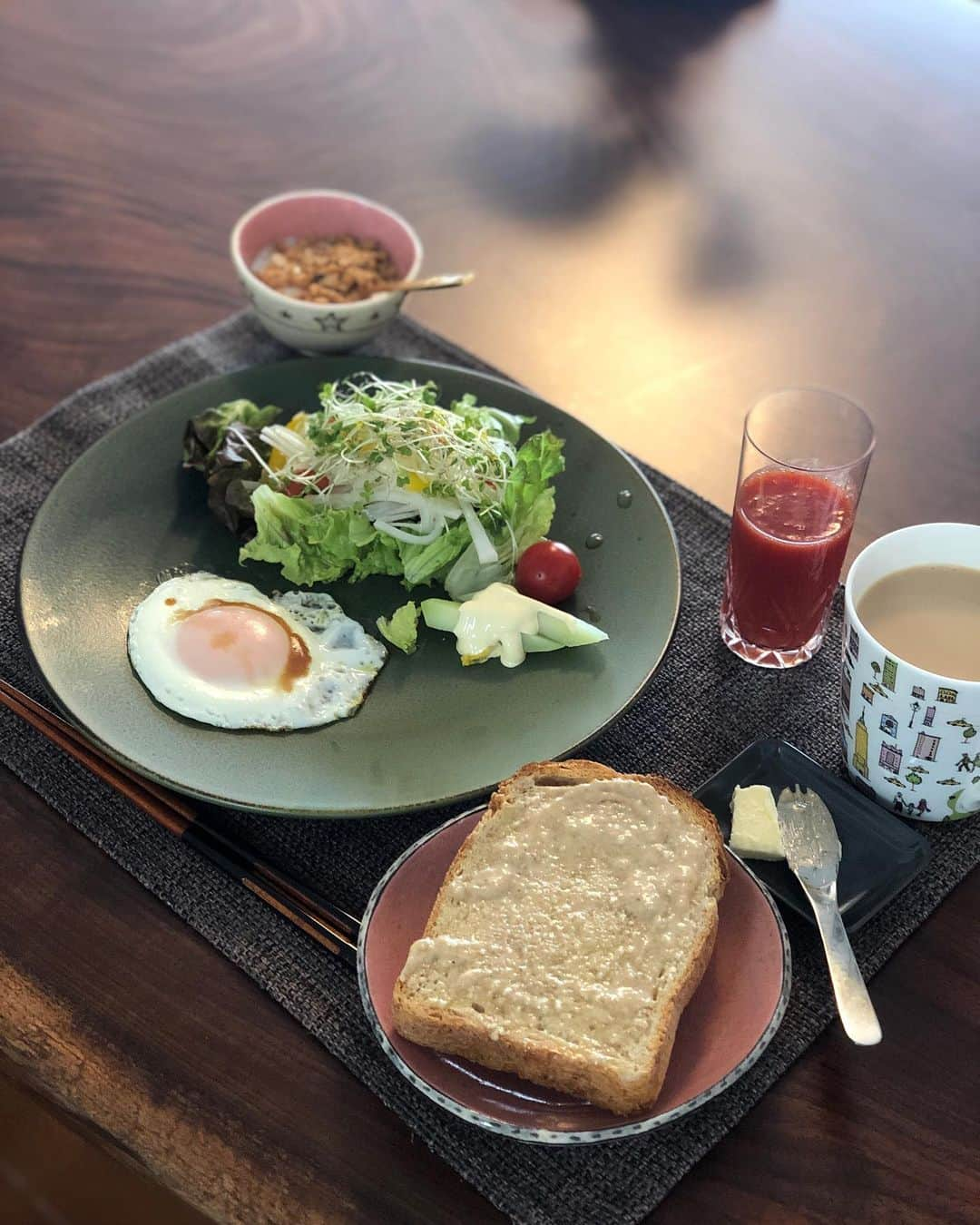 月央和沙さんのインスタグラム写真 - (月央和沙Instagram)「うちの朝ごぱん . さ、今日も元気に 心に余裕を持っていきましょう🍀 . #うちの朝ごはん #パン派 #ウイルスよりも #人間の問題 #こんな時こそ #落ち着いて #人を思いやる気持ちが大切 #悪い連鎖を断ち切って #良い連載を🌱」3月6日 8時26分 - kazusa_tsukio