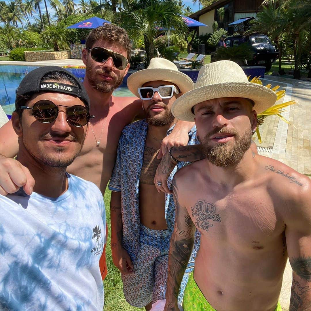 ネイマールさんのインスタグラム写真 - (ネイマールInstagram)「Sei lá, bateu saudade 🤪🤟🏽❤️ @lucaslima @bruninho1 @gabrielmedina」3月6日 8時30分 - neymarjr