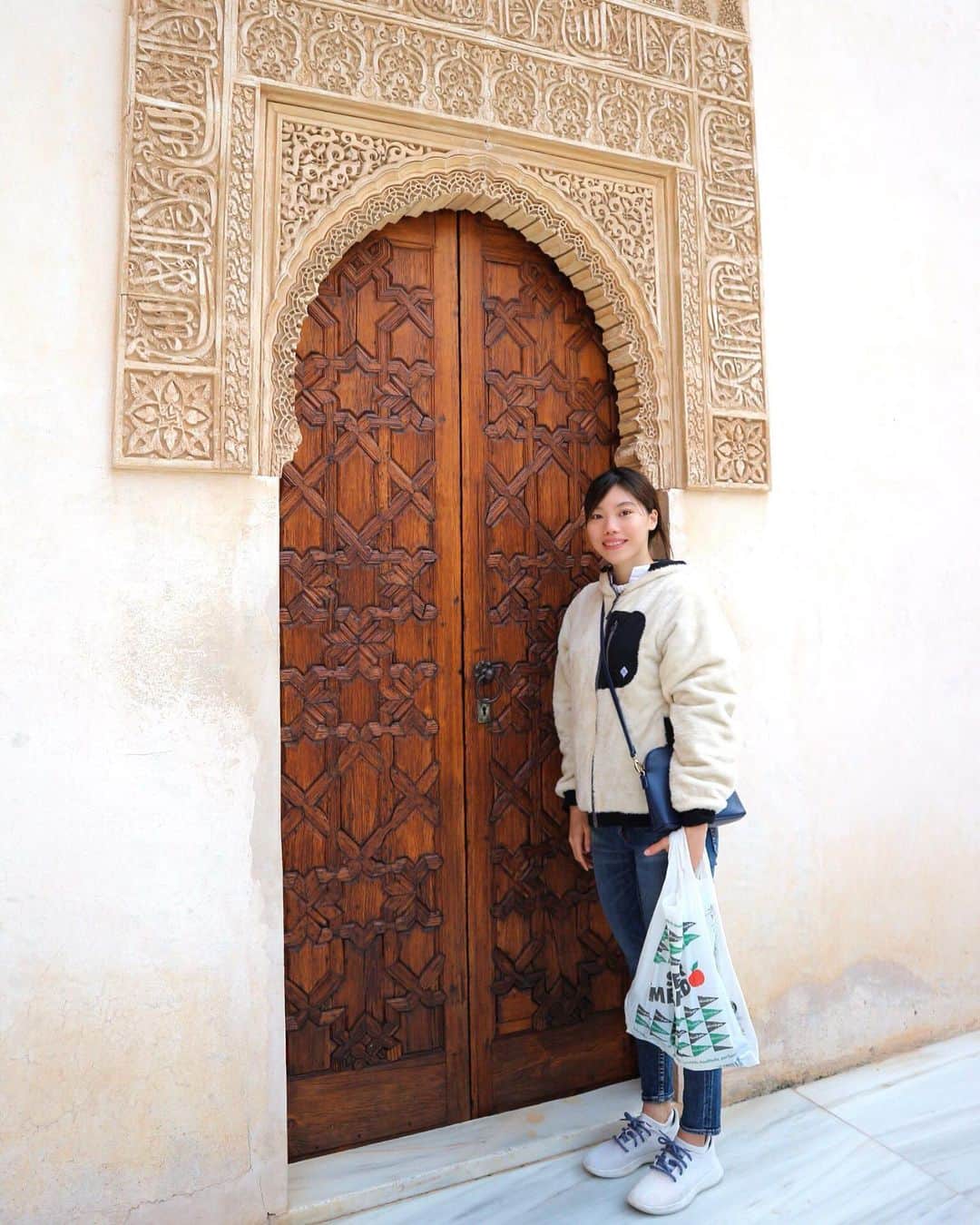 青木玲緒樹のインスタグラム：「offはアルハンブラ宮殿へ 普段全く歩かないから一日歩いただけでお尻筋肉痛🍑 #alhambra」
