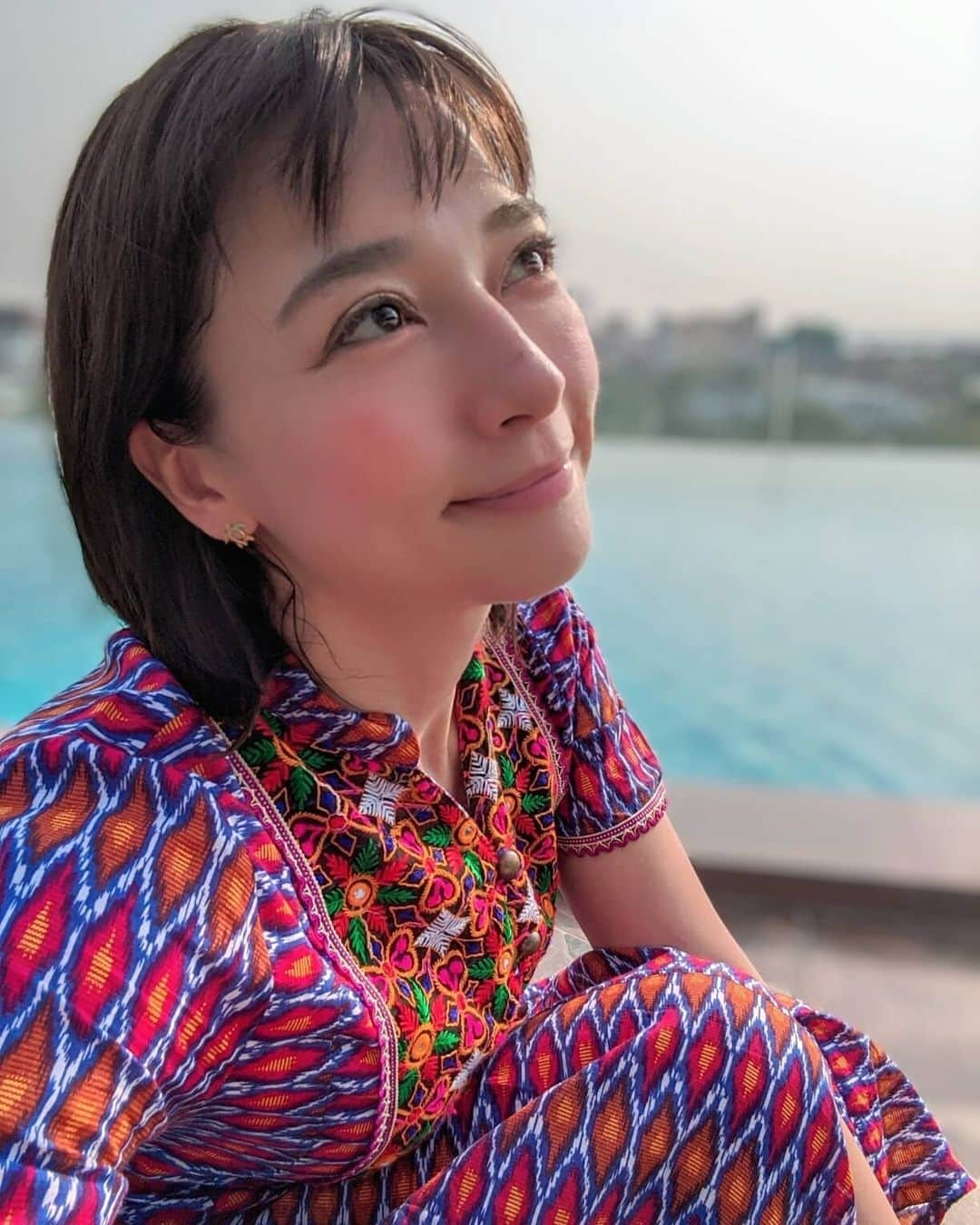 芳美リンさんのインスタグラム写真 - (芳美リンInstagram)「出国前、茅ヶ崎 richeさんにて久しぶりにマツエクつけました😀﻿ ﻿ 旅のメイクの時短にいいなとおもったんですが、﻿ カンボジアは暑いので、マスカラ落ちないって点でも💮﻿ ﻿ せっかくの東南アジアだしってこたで、﻿ カラーマツエク選んだんですが、写真だと色が伝わらないなー﻿ カーキとブルーとパープルを混ぜたんですよ。﻿ ﻿ 次はもっと分かりやすい色にしようかな！﻿ （こうしてどんどん派手になる。笑）﻿ ﻿ オイルマッサージもしてもらいリフレッシュして旅立ったのでした😀﻿ ﻿ 引き続きカンボジア🇰🇭の写真投稿してゆきます！﻿ ﻿ Casting by @woomy.beauty﻿ #カンボジア#カンボジア旅行#プノンペン﻿ #Cambodia#PhnomPenh﻿ #旅したくなるフォト #カンボジア旅行#海外旅行#旅行 #travelstagram #旅人 #lynn_trip #旅 #travelme #travel #trip #traveler #トラベラー ﻿ #旅好きな人と繋がりたい﻿ #travelholics﻿」3月6日 8時54分 - lynn.lynn5