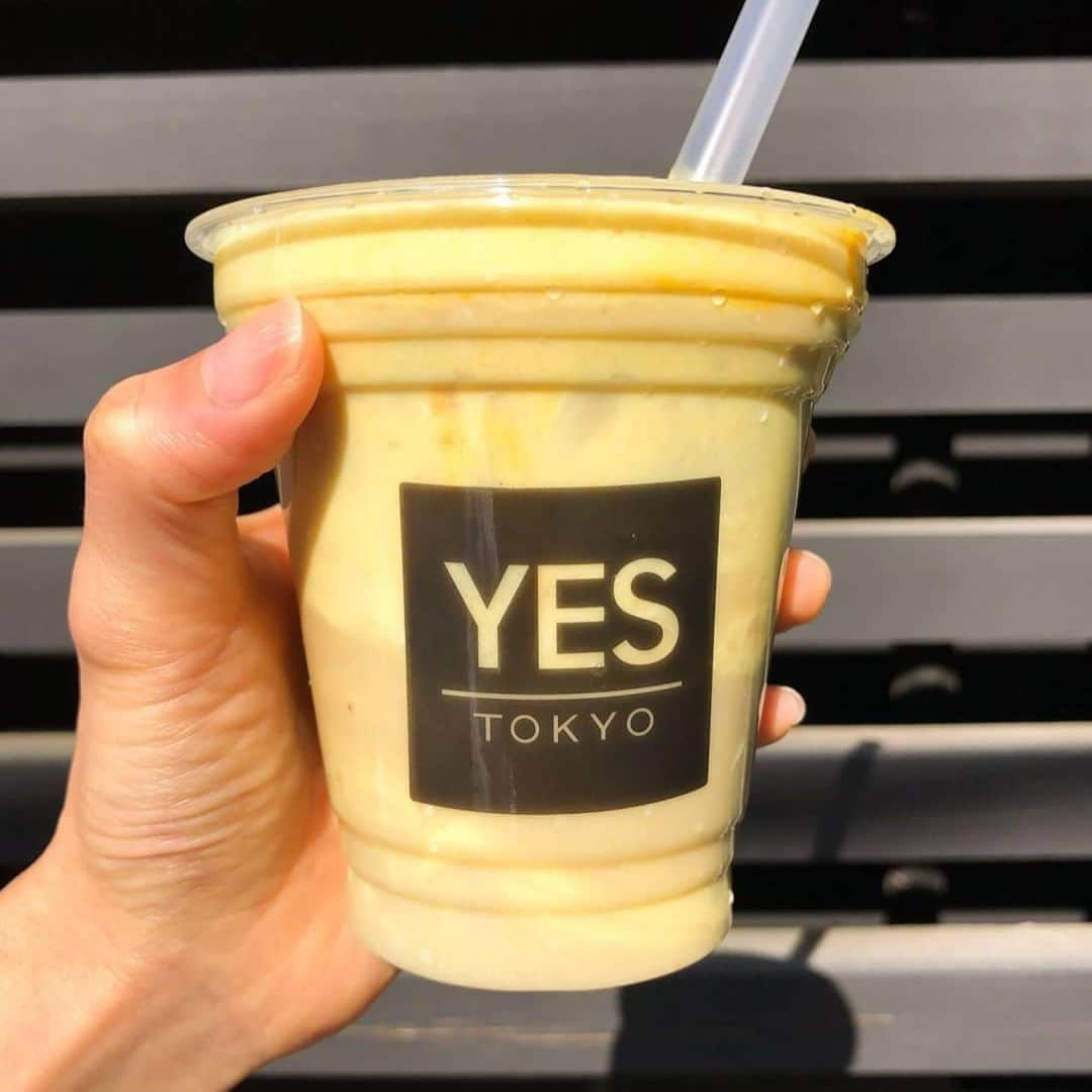 YES TOKYOさんのインスタグラム写真 - (YES TOKYOInstagram)「. . 【YES TOKYO 二子玉川店 ANNIVERSARY】 . いつもご利用頂き誠にありがとうございます。 . この度、YES TOKYO 二子玉川店は 2020年3月7日をもちまして３周年を迎える事となりました。 . これまで多くのお客様にご来店頂き、ご愛飲頂き、 スタッフ一同心より感謝しております。 . 今、皆様とても大変な時期ではありますが 日頃のご愛顧に感謝を込めまして、 ささやかながら二子玉川店にて期間限定メニューを販売致します。 . . ◾️二子玉川店 3rd Anniversary・限定メニュー 《期間/３月７日(土)〜３月１５日(日)》 . ◯SWEET POTATO GINGER (ホットドリンク) 　さつまいもの甘みと生姜の辛みが程よく、 芯から身体を温めます。 . ◯SWEET POTATO SMOOTHIE（スムージー） 　おやつ代わりに是非！お腹いっぱいになる一杯です。 . ◯SWEET POTATO CHIPS (さつまいもチップス) 　ノンフライヤーのさつまいもチップス。 ココナッツオイルとほんのりメープルの甘みで仕上げました。 小さなお子様から、大人までお楽しみ頂けます。 . ↑こちらの３種類を、 通常メニューと共に販売致します。 . 店頭へ足をお運び頂けないお客様へも、 デリバリーでのご注文を承っております。 ご自宅、又はお勤め先へお届け致しますので、この機会に是非ご利用下さいませ。 . ＊お問い合わせ先＊ YES TOKYO 二子玉川店 TEL/ 03-6447-9663 . 皆様のご健康を心よりお祈り申し上げます。 . . . @yestokyo #YES #TOKYO  #yestokyo #yoga #yogini #trunkhotel #coldpressedjuice  #ヨガ #ヨガスタジオ #コールドプレスジュース #ジュースクレンズ #mctオイル #スムージー #中目黒 #二子玉川 #二子玉川ライズ #にこたま #代官山  #渋谷 #福岡 #横浜  #ダイエット #ケータリング #ファスティング #アルバイト募集 #カフェ #免疫力アップ」3月6日 9時02分 - yestokyo