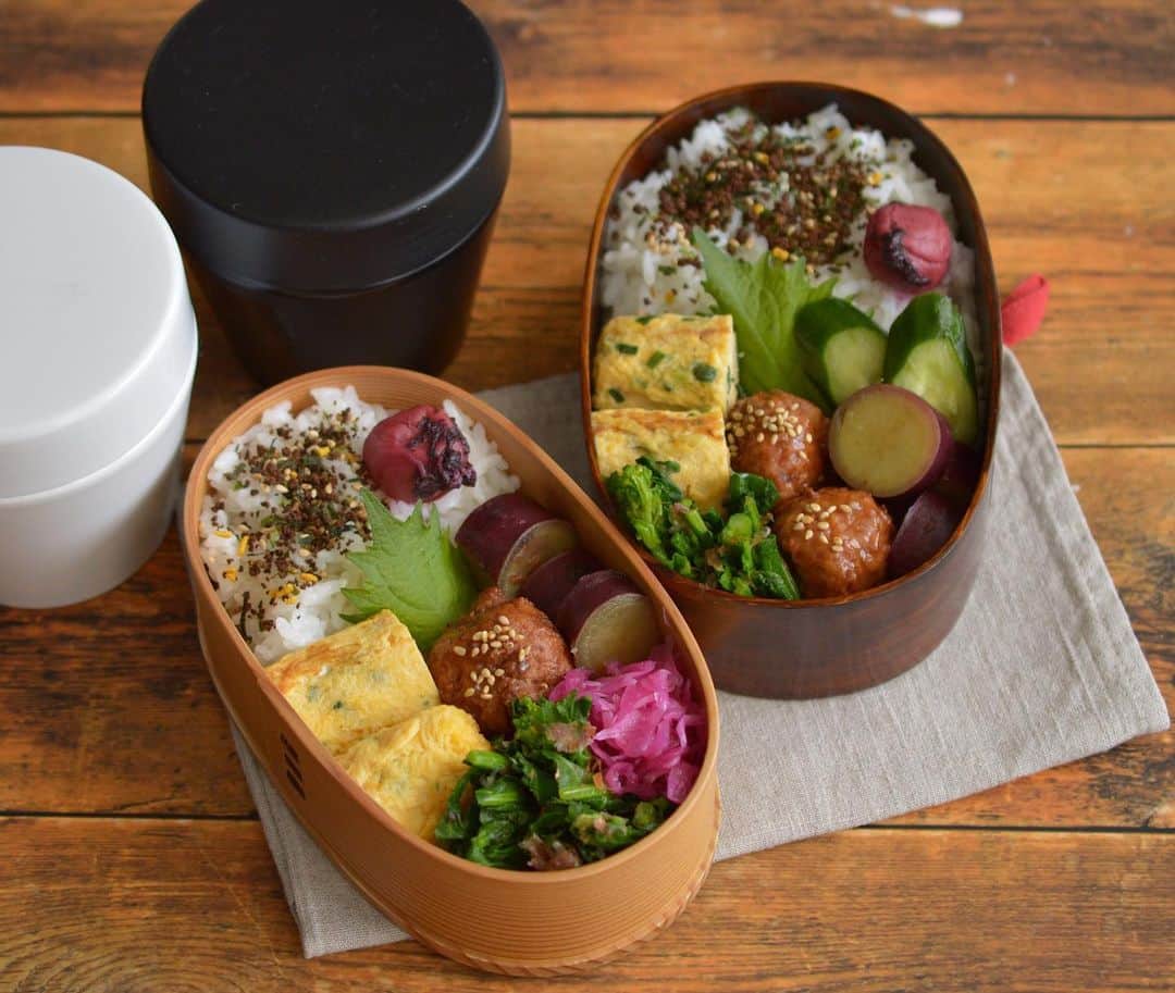 yukiyoさんのインスタグラム写真 - (yukiyoInstagram)「2020.03.06* ・ 今日のお弁当 ・ 御飯の友、梅干しごはん ネギ入り玉子焼き 肉団子甘酢あん くきだち菜おひたし 色が悪いさつまいも甘煮 ぬか漬けor紫キャベツマリネ ・ ・ 御飯の友かけると 私の中では"ザ・弁当"みたいに感じる ・ "お弁当にふりかけ"は母の影響かな笑 ・ ・ さ、ようやく金曜日 お疲れ様でした。 良い週末を。 ・ ・  ふたば苑さま（ @futaba_tomo ）の アンバサダー企画に参加させて頂いております ・ #ふたば苑 #お弁当 #obento #bento #lunch #lunchbox #onthetable #japanesefood #暮らし #曲げわっぱ #lin_stagrammer #ロカリ #おうちごはんLover #マカロニメイト #IGersJP」3月6日 9時03分 - quiestla7