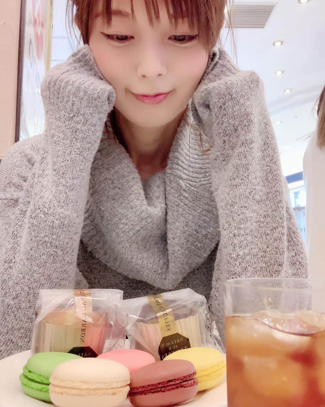 satomiさんのインスタグラム写真 - (satomiInstagram)「🌸ブールミッシュ銀座本店🌸 * * ブールミッシュの花咲く春パッケージの焼菓子BOX・ハートマカロンだよ〜♥️ * * ホワイトデー限定商品は、デザイナーのシンジ・カトウさんとのコラボパッケージですごく可愛い〜🌟女子受け間違え無し✏️✏️ * * イチオシはモンドセレクションのトリュフオショコラ、マカロン、ギモーヴミックス✨ * * ちなみに私のオススメはマロン入りの焼き菓子とマカロン🌹美味しすぎて手が止まりません🙌 * * もうすぐホワイトデー🌸 お返しに迷ってる方はぜひ参考に してみてください✨✨ URL * http://www.boulmich.co.jp/boulmich/ * * @boulmich_official @shinzikatoh_hibi  #ブールミッシュ #ブールミッシュ銀座本店 #ホワイトデー #シンジカトウ #ホワイトデーギフト #ホワイトデーお返し #銀座ブールミッシュ #whiteday #instafood#delicious #スイーツ#スイーツ好き #sweets #さとみのグルメ記録 #マカロン #ギモーヴ」3月6日 9時04分 - saatoomii47
