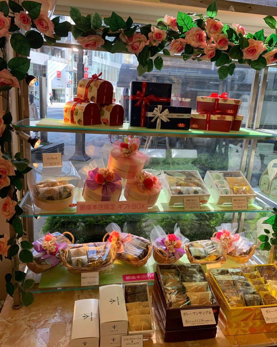 satomiさんのインスタグラム写真 - (satomiInstagram)「🌸ブールミッシュ銀座本店🌸 * * ブールミッシュの花咲く春パッケージの焼菓子BOX・ハートマカロンだよ〜♥️ * * ホワイトデー限定商品は、デザイナーのシンジ・カトウさんとのコラボパッケージですごく可愛い〜🌟女子受け間違え無し✏️✏️ * * イチオシはモンドセレクションのトリュフオショコラ、マカロン、ギモーヴミックス✨ * * ちなみに私のオススメはマロン入りの焼き菓子とマカロン🌹美味しすぎて手が止まりません🙌 * * もうすぐホワイトデー🌸 お返しに迷ってる方はぜひ参考に してみてください✨✨ URL * http://www.boulmich.co.jp/boulmich/ * * @boulmich_official @shinzikatoh_hibi  #ブールミッシュ #ブールミッシュ銀座本店 #ホワイトデー #シンジカトウ #ホワイトデーギフト #ホワイトデーお返し #銀座ブールミッシュ #whiteday #instafood#delicious #スイーツ#スイーツ好き #sweets #さとみのグルメ記録 #マカロン #ギモーヴ」3月6日 9時04分 - saatoomii47