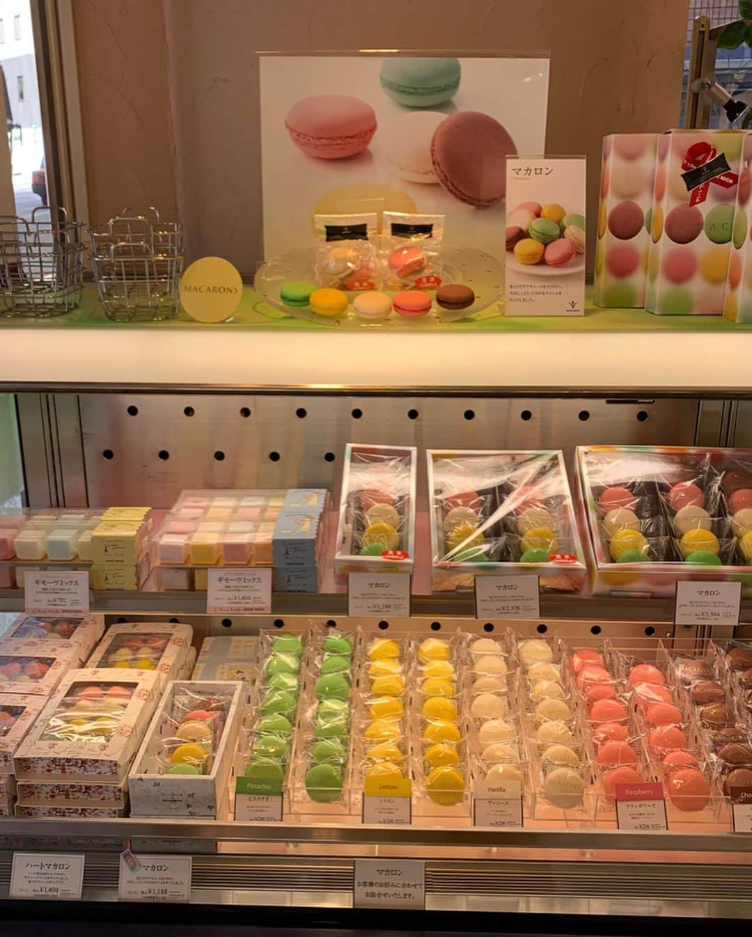 satomiさんのインスタグラム写真 - (satomiInstagram)「🌸ブールミッシュ銀座本店🌸 * * ブールミッシュの花咲く春パッケージの焼菓子BOX・ハートマカロンだよ〜♥️ * * ホワイトデー限定商品は、デザイナーのシンジ・カトウさんとのコラボパッケージですごく可愛い〜🌟女子受け間違え無し✏️✏️ * * イチオシはモンドセレクションのトリュフオショコラ、マカロン、ギモーヴミックス✨ * * ちなみに私のオススメはマロン入りの焼き菓子とマカロン🌹美味しすぎて手が止まりません🙌 * * もうすぐホワイトデー🌸 お返しに迷ってる方はぜひ参考に してみてください✨✨ URL * http://www.boulmich.co.jp/boulmich/ * * @boulmich_official @shinzikatoh_hibi  #ブールミッシュ #ブールミッシュ銀座本店 #ホワイトデー #シンジカトウ #ホワイトデーギフト #ホワイトデーお返し #銀座ブールミッシュ #whiteday #instafood#delicious #スイーツ#スイーツ好き #sweets #さとみのグルメ記録 #マカロン #ギモーヴ」3月6日 9時04分 - saatoomii47