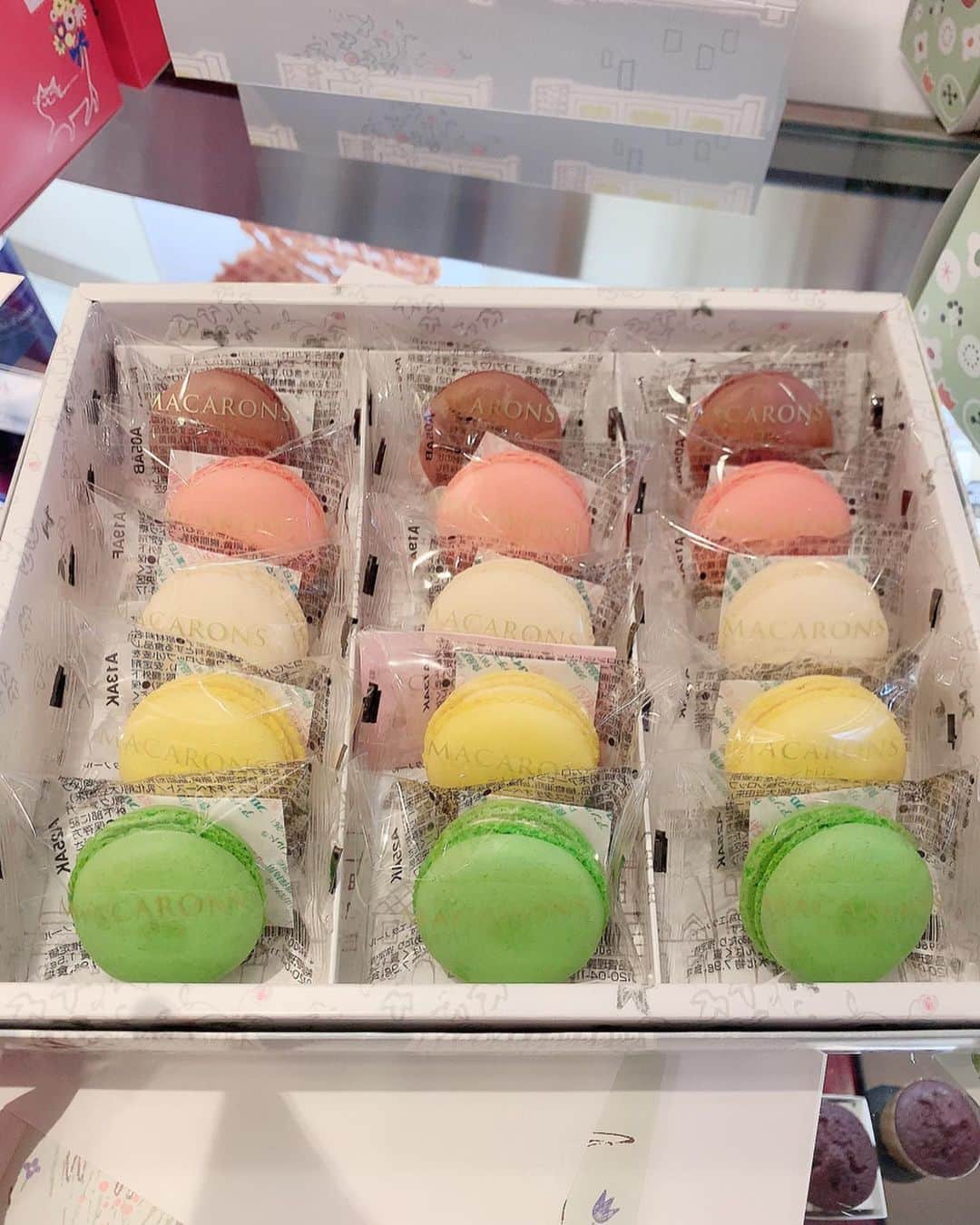 satomiさんのインスタグラム写真 - (satomiInstagram)「🌸ブールミッシュ銀座本店🌸 * * ブールミッシュの花咲く春パッケージの焼菓子BOX・ハートマカロンだよ〜♥️ * * ホワイトデー限定商品は、デザイナーのシンジ・カトウさんとのコラボパッケージですごく可愛い〜🌟女子受け間違え無し✏️✏️ * * イチオシはモンドセレクションのトリュフオショコラ、マカロン、ギモーヴミックス✨ * * ちなみに私のオススメはマロン入りの焼き菓子とマカロン🌹美味しすぎて手が止まりません🙌 * * もうすぐホワイトデー🌸 お返しに迷ってる方はぜひ参考に してみてください✨✨ URL * http://www.boulmich.co.jp/boulmich/ * * @boulmich_official @shinzikatoh_hibi  #ブールミッシュ #ブールミッシュ銀座本店 #ホワイトデー #シンジカトウ #ホワイトデーギフト #ホワイトデーお返し #銀座ブールミッシュ #whiteday #instafood#delicious #スイーツ#スイーツ好き #sweets #さとみのグルメ記録 #マカロン #ギモーヴ」3月6日 9時04分 - saatoomii47