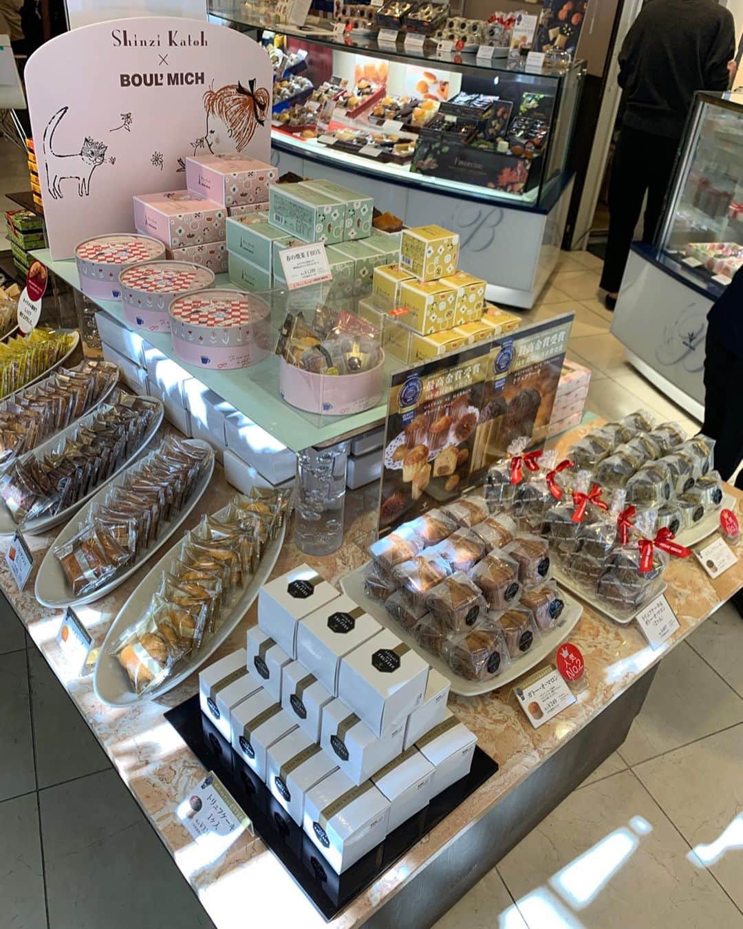 satomiさんのインスタグラム写真 - (satomiInstagram)「🌸ブールミッシュ銀座本店🌸 * * ブールミッシュの花咲く春パッケージの焼菓子BOX・ハートマカロンだよ〜♥️ * * ホワイトデー限定商品は、デザイナーのシンジ・カトウさんとのコラボパッケージですごく可愛い〜🌟女子受け間違え無し✏️✏️ * * イチオシはモンドセレクションのトリュフオショコラ、マカロン、ギモーヴミックス✨ * * ちなみに私のオススメはマロン入りの焼き菓子とマカロン🌹美味しすぎて手が止まりません🙌 * * もうすぐホワイトデー🌸 お返しに迷ってる方はぜひ参考に してみてください✨✨ URL * http://www.boulmich.co.jp/boulmich/ * * @boulmich_official @shinzikatoh_hibi  #ブールミッシュ #ブールミッシュ銀座本店 #ホワイトデー #シンジカトウ #ホワイトデーギフト #ホワイトデーお返し #銀座ブールミッシュ #whiteday #instafood#delicious #スイーツ#スイーツ好き #sweets #さとみのグルメ記録 #マカロン #ギモーヴ」3月6日 9時04分 - saatoomii47