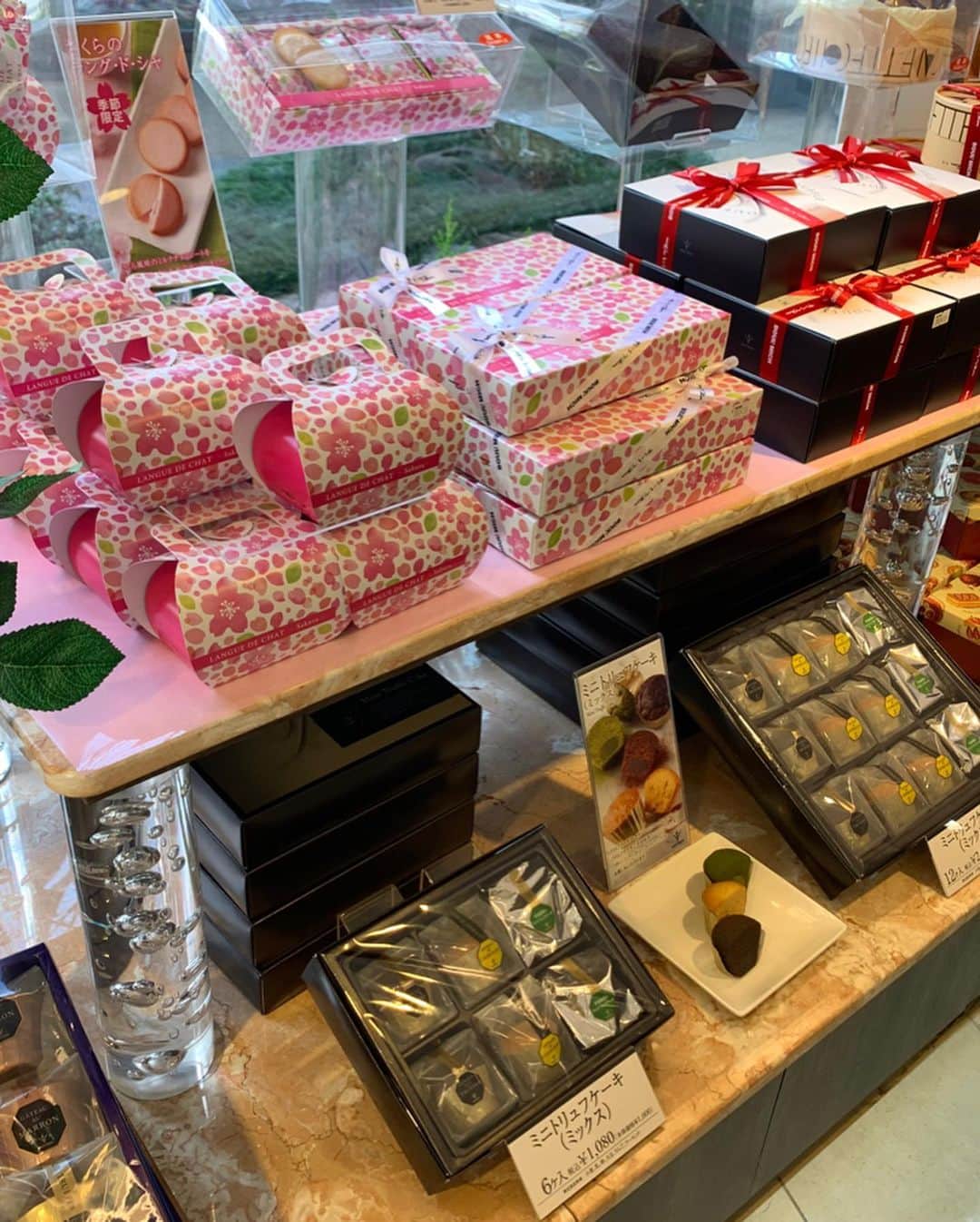 satomiさんのインスタグラム写真 - (satomiInstagram)「🌸ブールミッシュ銀座本店🌸 * * ブールミッシュの花咲く春パッケージの焼菓子BOX・ハートマカロンだよ〜♥️ * * ホワイトデー限定商品は、デザイナーのシンジ・カトウさんとのコラボパッケージですごく可愛い〜🌟女子受け間違え無し✏️✏️ * * イチオシはモンドセレクションのトリュフオショコラ、マカロン、ギモーヴミックス✨ * * ちなみに私のオススメはマロン入りの焼き菓子とマカロン🌹美味しすぎて手が止まりません🙌 * * もうすぐホワイトデー🌸 お返しに迷ってる方はぜひ参考に してみてください✨✨ URL * http://www.boulmich.co.jp/boulmich/ * * @boulmich_official @shinzikatoh_hibi  #ブールミッシュ #ブールミッシュ銀座本店 #ホワイトデー #シンジカトウ #ホワイトデーギフト #ホワイトデーお返し #銀座ブールミッシュ #whiteday #instafood#delicious #スイーツ#スイーツ好き #sweets #さとみのグルメ記録 #マカロン #ギモーヴ」3月6日 9時04分 - saatoomii47