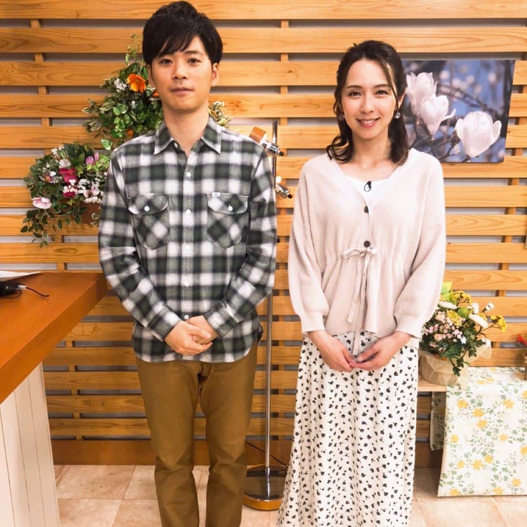 若林翔子のインスタグラム：「.﻿ .﻿ ブレイク♡﻿ ﻿ 衣装もスタジオもだいぶ春めいてきました🤗﻿ ﻿ ﻿ ﻿ #ミヤギテレビ　#ちょっとブレイクタイム﻿ #松原アナ　#若林翔子﻿ #春　#コーディネート」
