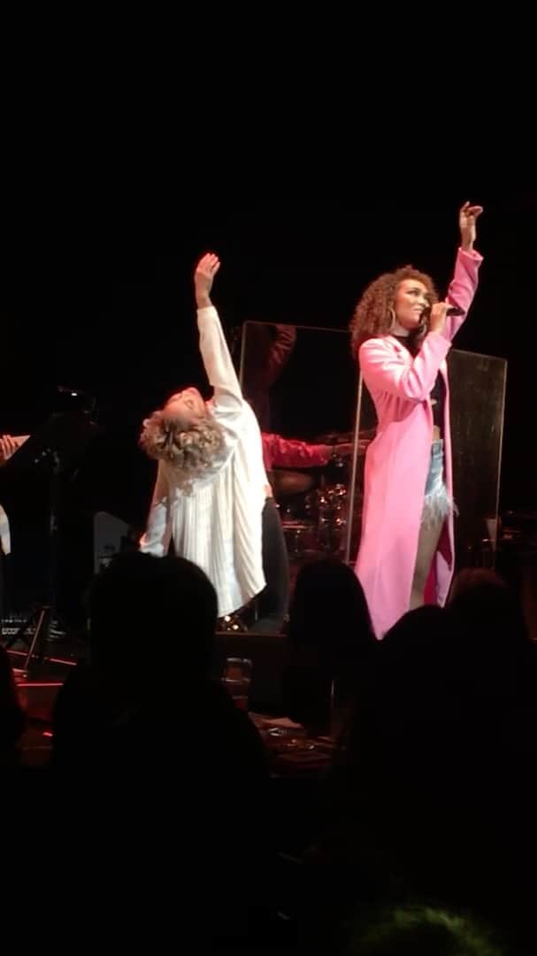 Nazukiのインスタグラム：「2019.11.28 Billbord Live Tokyo. @crystalkayofficial  20th anniversary. #kiss ✨Dance Performance ✨  ソロで踊らさせて頂きました💖 最高に気持ちよく舞う事ができた✨✨ .  thank you❤️💋 .  #crystalkay  #live #dance #dancer #performance #billboardlivetokyo  #kiss」