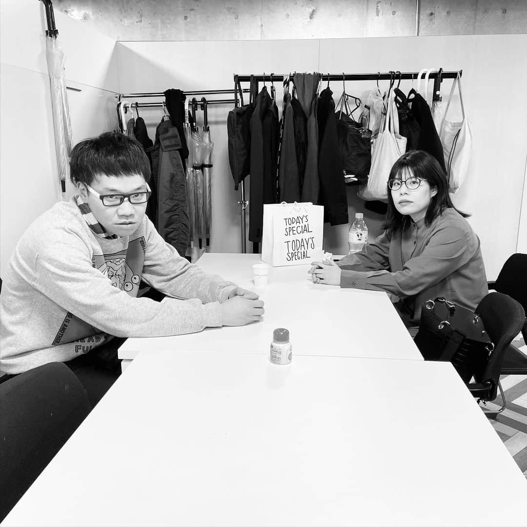 岡下雅典のインスタグラム：「‪コロナの影響で14日に予定してた‬ ‪単独ライブが無くなりました。‬ ‪申し訳ないですが払い戻しなどは劇場のホームページからお願いします！‬ ‪この前は台風。‬ ‪半年で2回単独ライブが無くなりました。 今こんな顔でネタ合わせしてました。‬」