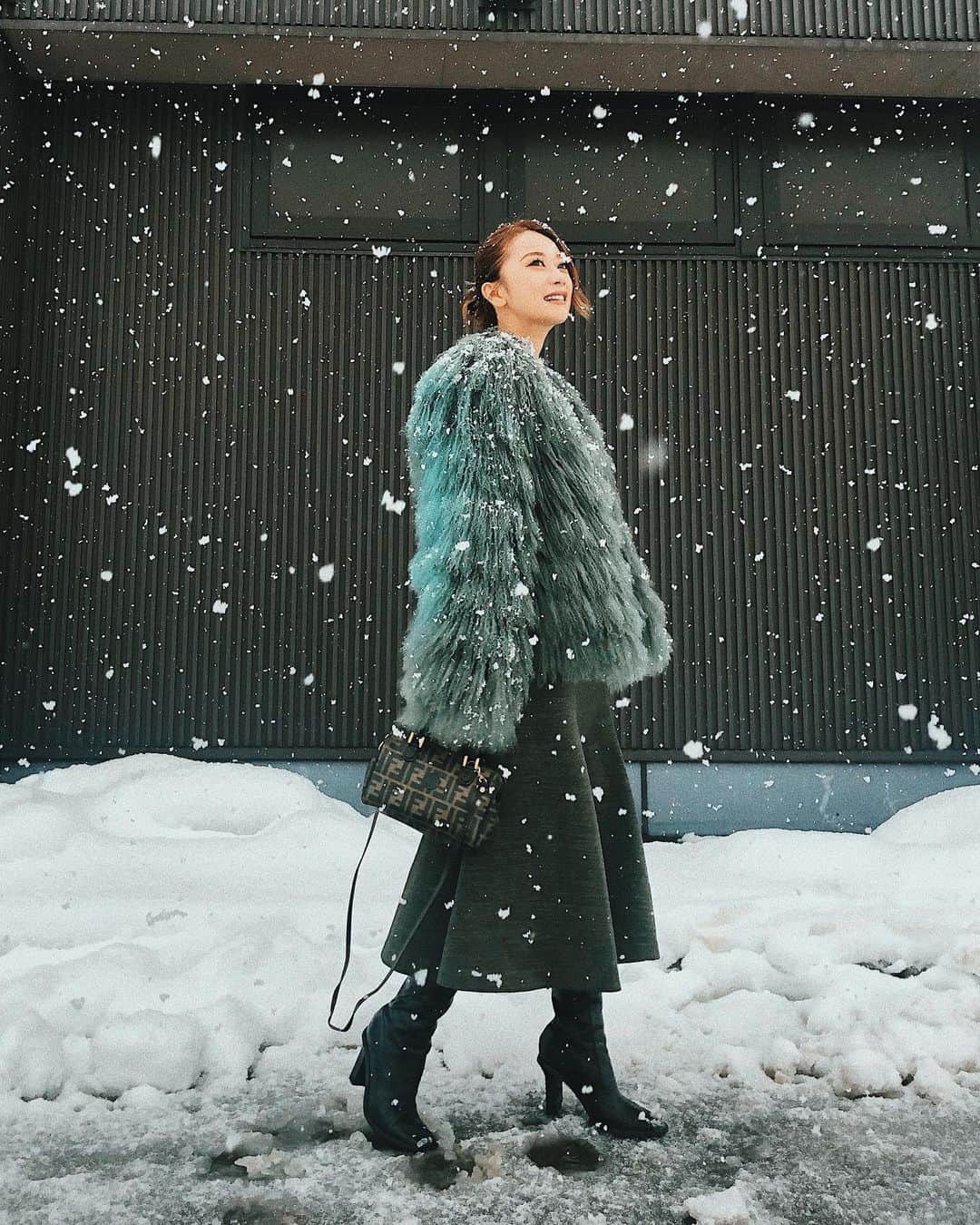 藤井萌さんのインスタグラム写真 - (藤井萌Instagram)「動画はクルクル回れば良いと思ってるわたしです🙋‍♀️(2枚目ね) 音楽のセレクトは結構適当です。 snowで作ったよ(*ﾉ∀｀*) ㅤㅤㅤ 昨日のコーデです(´･∀･｀)💜 雪で道がぐっちゃぐちゃになりましたね☃️ ㅤㅤㅤ はよ溶けてー(っ´∀｀)っ ㅤㅤㅤ Outer @murua_official (結構昔の) Tops @murua_official  Skirt @murua_official  Bag @fendi  shoes @zara  ㅤㅤㅤ マーメイドスカートがずっと欲しくて 図星なマーメイドスカートをMURUAで見つけた💜 ラメ生地で可愛い(ﾉω`*)ﾉ グリーンを買ったよん🐸 ㅤㅤㅤ #もえ私服　#コーデ #ファッション　#fashion #北海道　#リルモエ」3月6日 18時52分 - fujii_moe