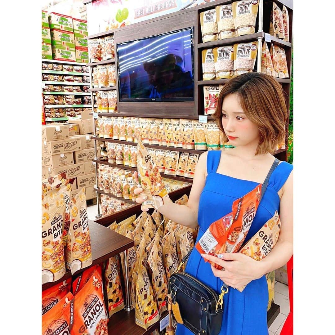 小島みなみさんのインスタグラム写真 - (小島みなみInstagram)「. . 海外のスーパーって カラフルなパッケージが たくさんあって なに買うか迷っちゃう🌈 . . . #バリ #バリ島 #バリ島旅行 #バリ旅行 #お土産 #海外スーパー #海外スーパーマーケット #お買い物」3月6日 19時00分 - kojima_minami_373