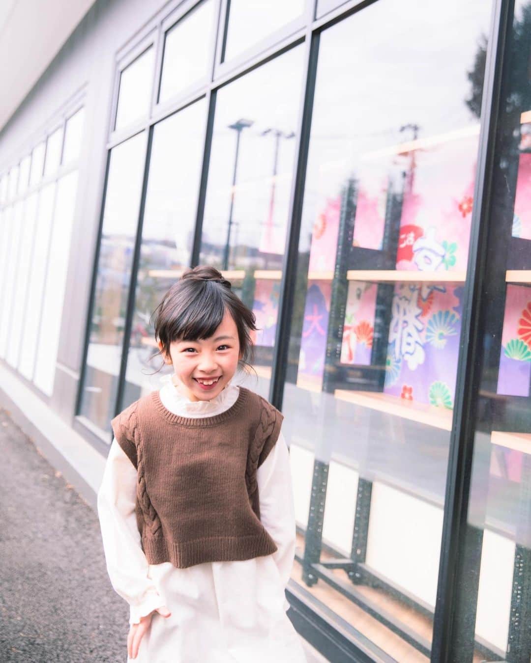Akiさんのインスタグラム写真 - (AkiInstagram)「3/6 ・ 寒さすら感じさせない この満面の笑み ・ 引きこもり生活が続いた結果 1kg増えてました👧🏻 #娘が ・ ・ 先日たまたま行った薬局で 品薄な箱マスクが売っていた時のこと😷 ・ ・ お会計を済ませたら 娘がマスクを持ってくれて ・ その日は強風 ・ 👧🏻「マスク飛ばされちゃうーー！」 と騒ぐ娘 👩🏻「マスク飛ばされないようにね。」 と言ったら ・ ・ 👧🏻「マスクも大事だけど、サキちゃんも大事だよ？サキちゃんが飛ばされたら大変でしょ？」 👧🏻「命は大切なんだからね。」 ・ #たしかに ・ ・ ・ photo by @gomera0311  location @branchsendai_official hair and makeup @masu___t ・ ・ ・ ・ #ブランチ仙台#ライフスタジオ#ライフスタジオ仙台#マイアナザーミー#フォトスタジオ#スタジオ撮影#キッズモデル#仙台フォトスタジオ#アプレの春休みコーデ#アプレのプレゼント企画」3月6日 19時05分 - mas_0504
