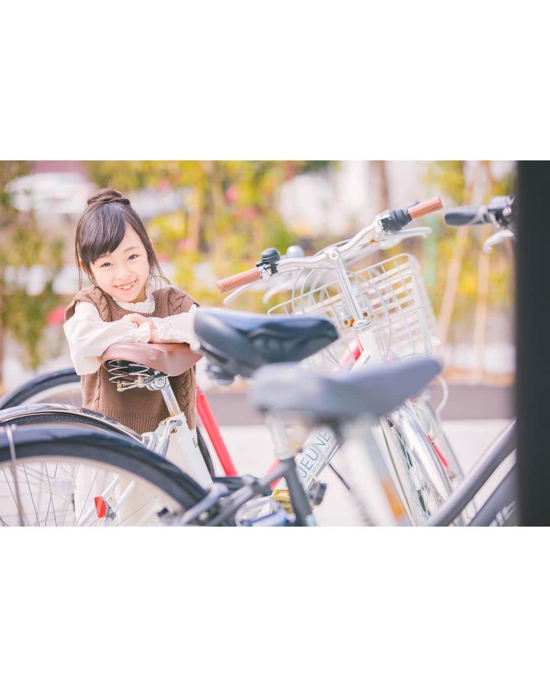 Akiさんのインスタグラム写真 - (AkiInstagram)「3/6 ・ 寒さすら感じさせない この満面の笑み ・ 引きこもり生活が続いた結果 1kg増えてました👧🏻 #娘が ・ ・ 先日たまたま行った薬局で 品薄な箱マスクが売っていた時のこと😷 ・ ・ お会計を済ませたら 娘がマスクを持ってくれて ・ その日は強風 ・ 👧🏻「マスク飛ばされちゃうーー！」 と騒ぐ娘 👩🏻「マスク飛ばされないようにね。」 と言ったら ・ ・ 👧🏻「マスクも大事だけど、サキちゃんも大事だよ？サキちゃんが飛ばされたら大変でしょ？」 👧🏻「命は大切なんだからね。」 ・ #たしかに ・ ・ ・ photo by @gomera0311  location @branchsendai_official hair and makeup @masu___t ・ ・ ・ ・ #ブランチ仙台#ライフスタジオ#ライフスタジオ仙台#マイアナザーミー#フォトスタジオ#スタジオ撮影#キッズモデル#仙台フォトスタジオ#アプレの春休みコーデ#アプレのプレゼント企画」3月6日 19時05分 - mas_0504
