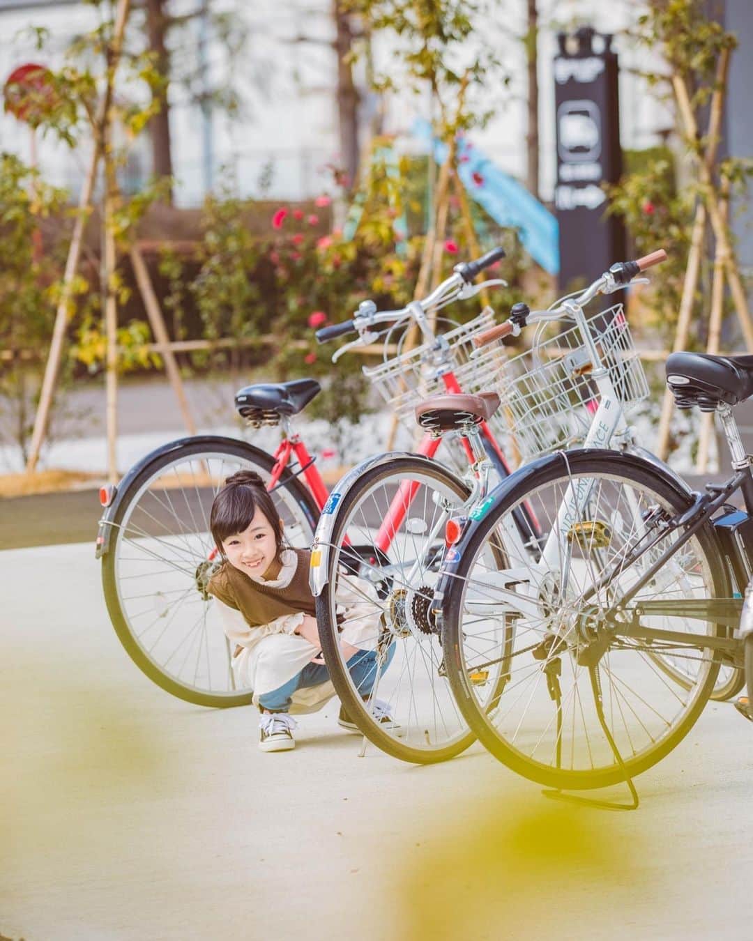 Akiさんのインスタグラム写真 - (AkiInstagram)「3/6 ・ 寒さすら感じさせない この満面の笑み ・ 引きこもり生活が続いた結果 1kg増えてました👧🏻 #娘が ・ ・ 先日たまたま行った薬局で 品薄な箱マスクが売っていた時のこと😷 ・ ・ お会計を済ませたら 娘がマスクを持ってくれて ・ その日は強風 ・ 👧🏻「マスク飛ばされちゃうーー！」 と騒ぐ娘 👩🏻「マスク飛ばされないようにね。」 と言ったら ・ ・ 👧🏻「マスクも大事だけど、サキちゃんも大事だよ？サキちゃんが飛ばされたら大変でしょ？」 👧🏻「命は大切なんだからね。」 ・ #たしかに ・ ・ ・ photo by @gomera0311  location @branchsendai_official hair and makeup @masu___t ・ ・ ・ ・ #ブランチ仙台#ライフスタジオ#ライフスタジオ仙台#マイアナザーミー#フォトスタジオ#スタジオ撮影#キッズモデル#仙台フォトスタジオ#アプレの春休みコーデ#アプレのプレゼント企画」3月6日 19時05分 - mas_0504
