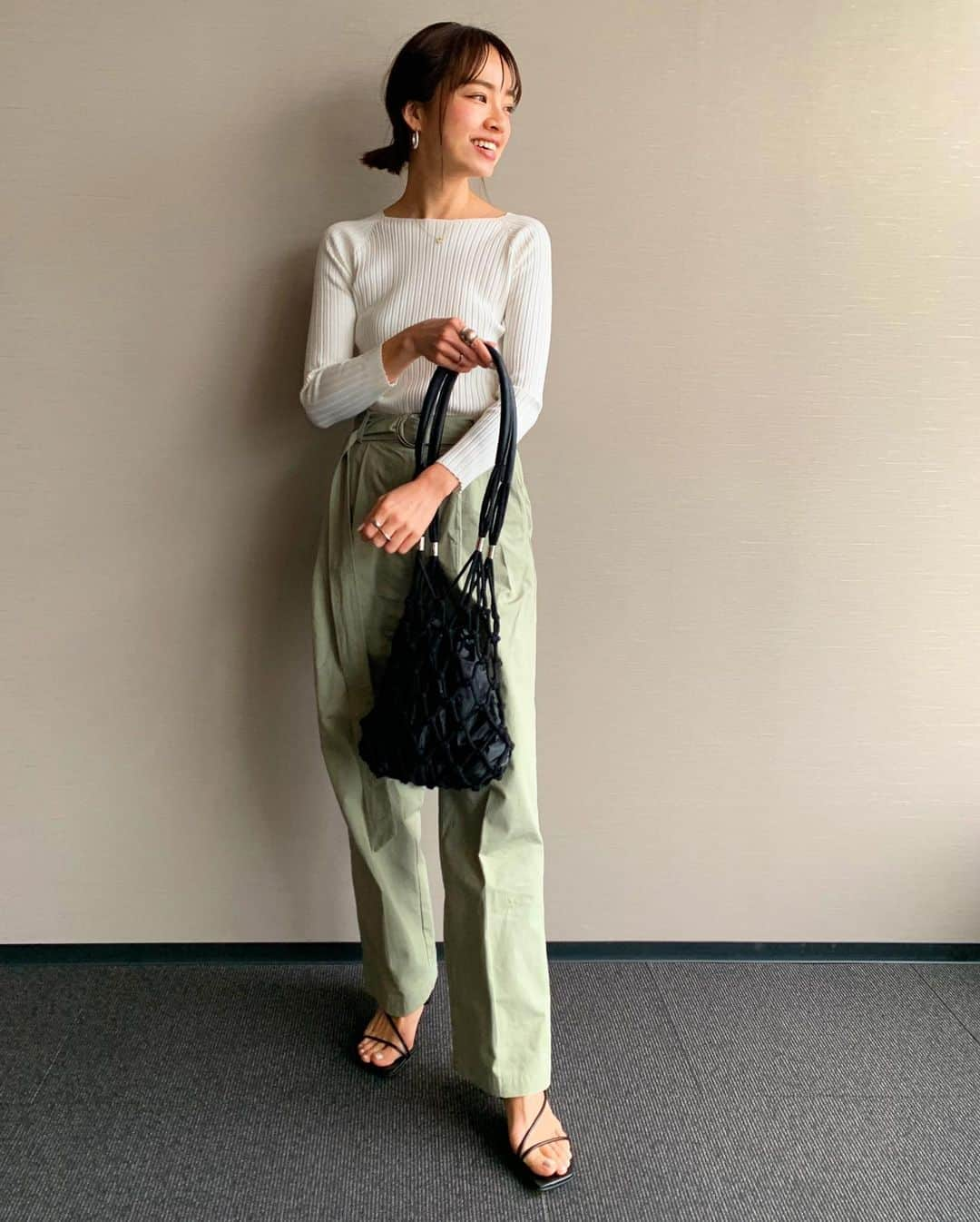 春名亜美さんのインスタグラム写真 - (春名亜美Instagram)「全身〜🕺🏻 ・ #リブタイトニット @fromfirstmusee  #ウエストベルトリネンワイドパンツ(SALE中！) @fromfirstmusee  #ネットコンビショルダーバッグ (明日発売) @fromfirstmusee  #サンダル　@fromfirstmusee ・ ・ ・ #fromfirstmusee #MUSEE #フロムファーストミュゼ #ママコーデ #ママコーデ」3月6日 19時10分 - amiharunaami