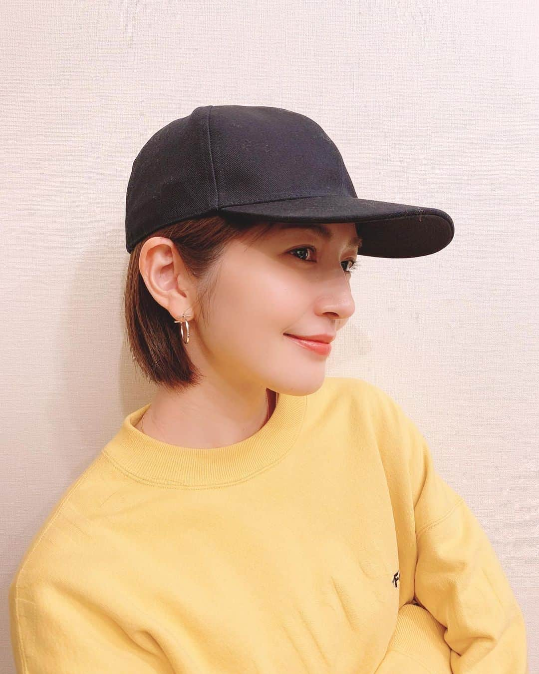 宇井愛美のインスタグラム：「@ceueu.japan の売り切れていたキャップ(Black)が再販する事になりました(^^) . . . . . . 普段自転車移動だし、これからの季節このツバ長めのキャップで日焼け対策するよ🚲🌞✊🏻✨ . #ceueu」