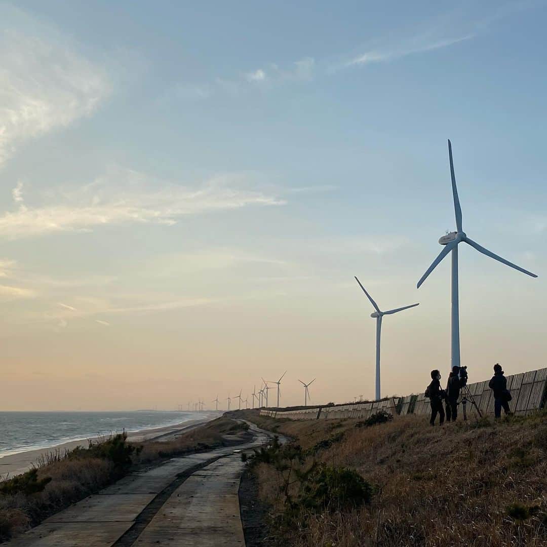 和田奈美佳さんのインスタグラム写真 - (和田奈美佳Instagram)「二月中旬からスタートした風力発電ロケも、昨日無事に終了致しました✨洋上風力発電の先駆けでもある五島列島から始まり、デンマーク（ヨーロッパでは風力発電の建設が急速に普及しています）また、建設予定地である静岡と和歌山に取材に行かせて頂き大変貴重な時間を過ごす事が出来ました。この経験を通して今後再生可能エネルギーへの知識を深めていく努力をしていきます。改めてスポンサーの皆様、広告代理店の皆様、お声がけ下さったスタッフの皆様、本当に有難うございました😊✨ . . #再生可能エネルギー　#洋上風力発電　#風車　#和田奈美佳　#幸せな時間でした　#人魚姫」3月6日 19時24分 - wadanamika_official