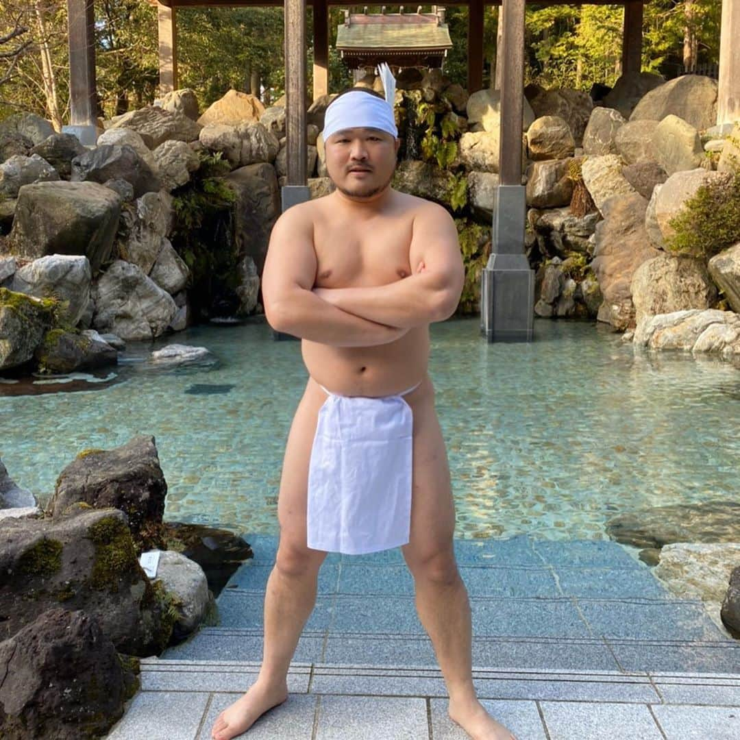 長谷川俊輔（クマムシ）さんのインスタグラム写真 - (長谷川俊輔（クマムシ）Instagram)「ふんどし  裸一貫  禊（みそぎ）やりました。  ふんどしが小さくてひやひやしました。  金沢 白山比咩神社にて  #ゆうどき #生中継 #禊 #みそぎ #ふんどし #ふんどし一丁 #さぁ #かかってこい #ふんどし野郎が #あらわれた #めちゃくちゃ #寒かった #水の中 #冷たすぎた #麻痺する #感覚 #でも #不思議と #終わったら #開放感 #1度は #体験 #するべき #二丁目 #で #爆裂に #モテそうな #写真 #金沢 #石川」3月6日 19時26分 - haseman80000000