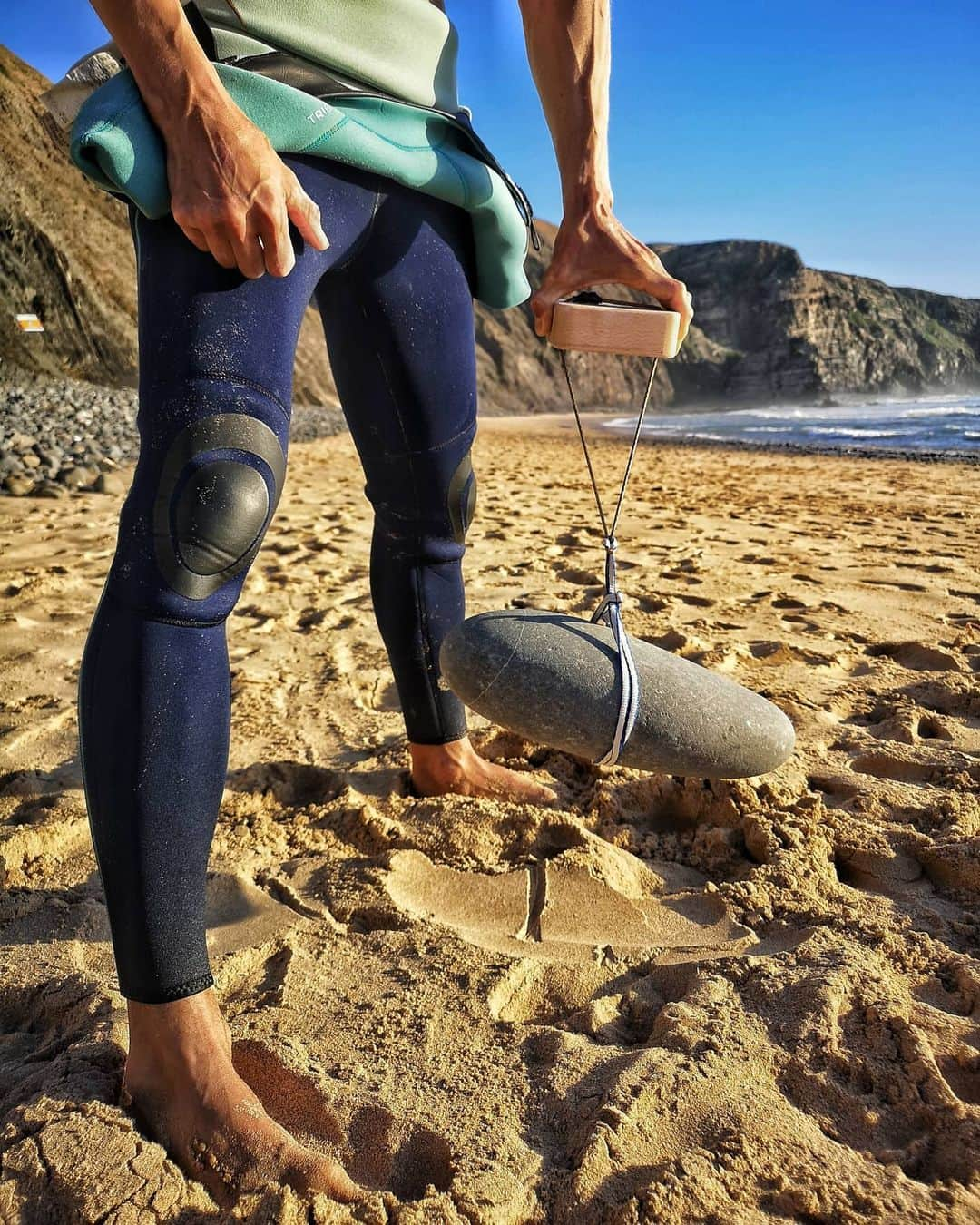 ルスタン・ゲルマノフのインスタグラム：「Training on the beach with QuadRock from @rustamclimbing. Love using natural weights😉」