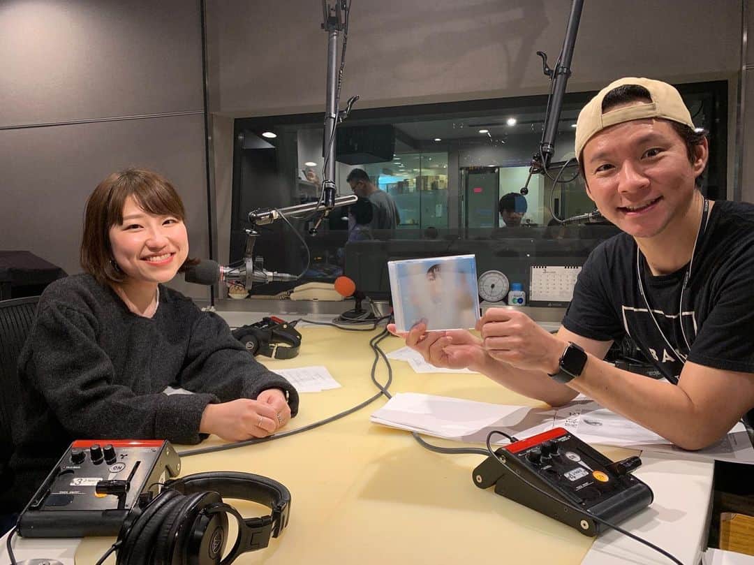 関取花のインスタグラム：「本日はJ-WAVE「GOLD RUSH」に出演でした😎 昨年まで三年間、レポーターをさせていただいていた番組！お久しぶりの渡部さん、スタッフさん、変わらぬ温かさでな迎えてくださりなんだかホッとしてしまいました♨️渡部さんバランスボール乗って放送してなかった😲 #gr813 #jwave」