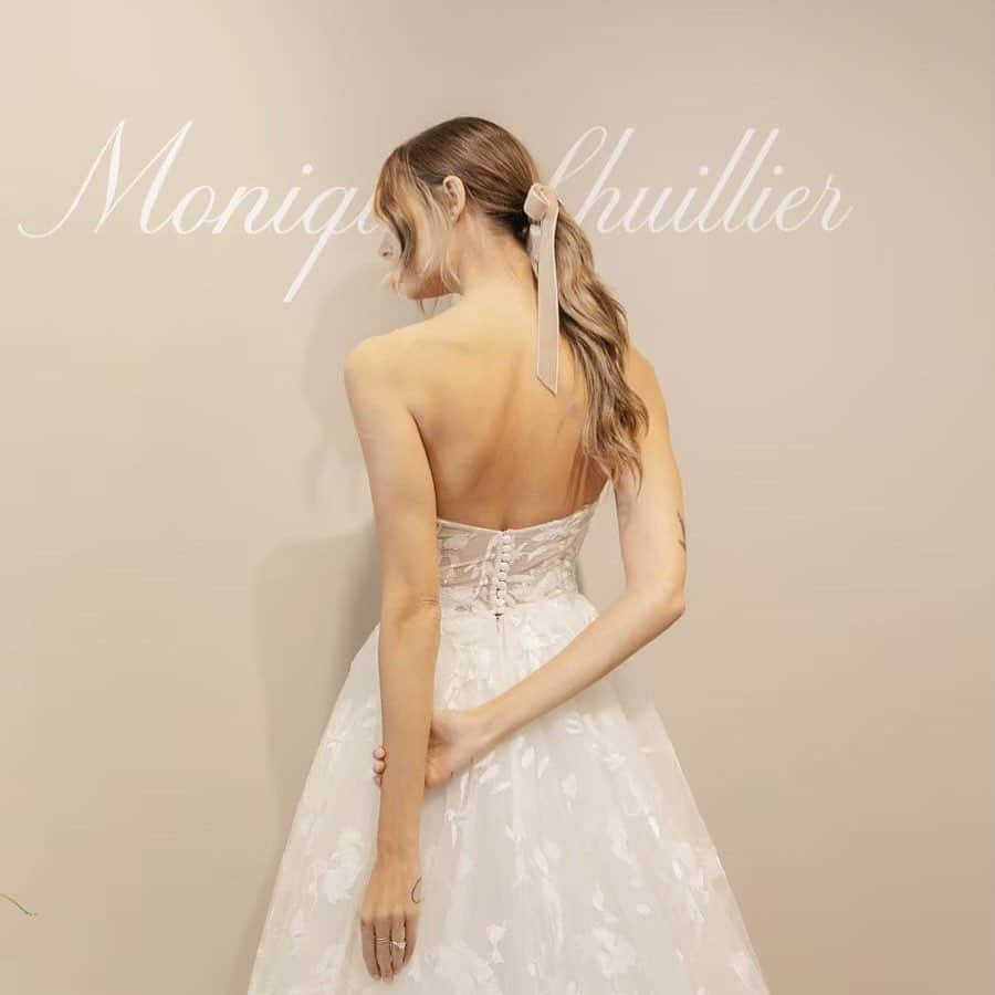 wedding dress 岐阜・名古屋のインスタグラム：「* Bliss Monique Lhuillier より新作ドレスが入荷しています。 * * 「いつもお花からインスピレーションを得るの」 そう語るデザイナーのモニーク。 大柄のフラワーレースにフラワープリント… 彼女が創るドレスにはフラワーモチーフは欠かせません。  ぜひ、店頭でご覧ください🌷 * #silverhangers  #thetreatdressing #treatdressing #weddingdress #moniquelhuillier  #blissmoniquelhuillier  #シルバーハンガーズ  #ザトリートドレッシング #トリートドレッシング #トリート #ウェディングドレス」