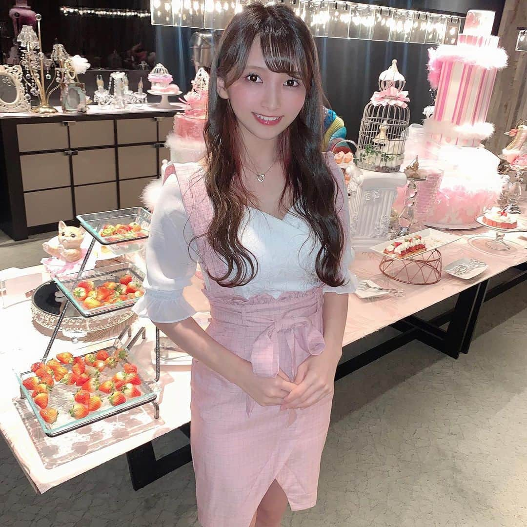 長嶋優里さんのインスタグラム写真 - (長嶋優里Instagram)「♡ ． ヒルトン東京のいちごビュッフェ行ってきた🍓 いちごいっぱい食べたよ😋🍓💓 ． ． いちごビュッフェに合わせて着た ピンクのワンピースは SOBRE ( @sobre_dress ) のもの👗 サスペンダーが付いてるのがお気に入りなの✨ 可愛いーって言って貰えて嬉しかった💖 ． 姉妹ブランド ( @vesti_dress ) もあるみたい❣️チェックしてみてね❣️ ． ． ． #sobre #ソブレ #ドレス #いちごビュッフェ #ヒルトン東京 #ビュッフェ #ワンピース #いちご #苺 #スイーツ #新宿 #新宿ランチ #新宿スイーツ ． ♡」3月6日 19時40分 - yuyu__kakaka